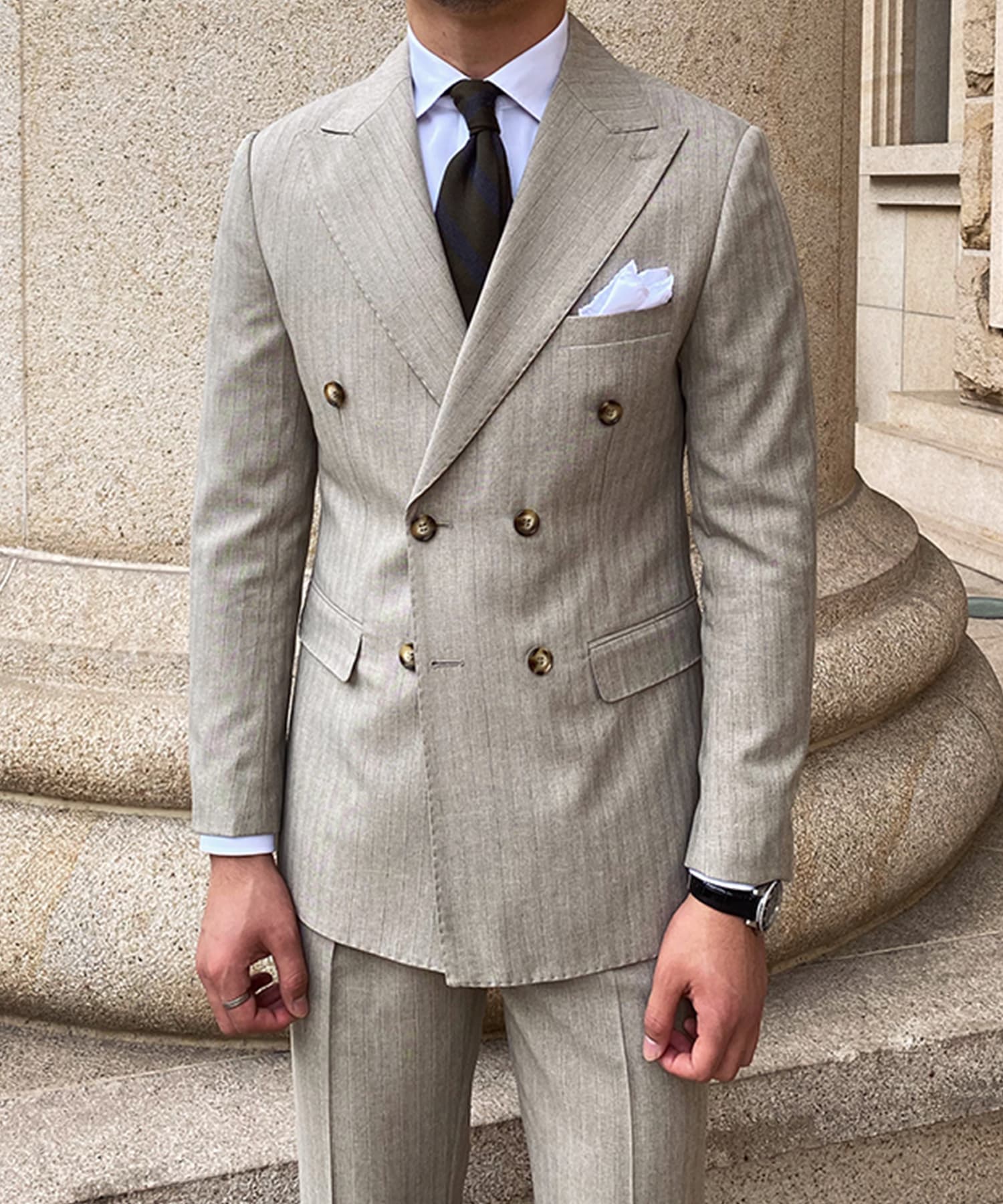 【ドラマ着用】スリムフィット 機能性抜群 ダブルブレスト ピンストライプ ピークドラペル トラッドスタイル シワになりにくい エレガンス セットアップ