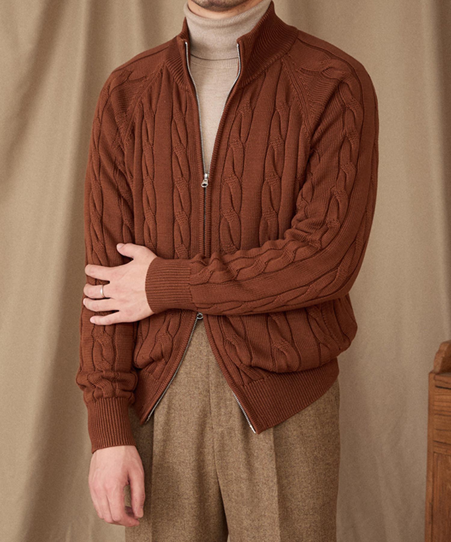 【NEW ITEM】スリムフィット 2WAY 機能性抜群 綿 天然素材 オープン ジップ ケーブル編み シワになりにくい 清潔感 トップス リブ ニット セーター