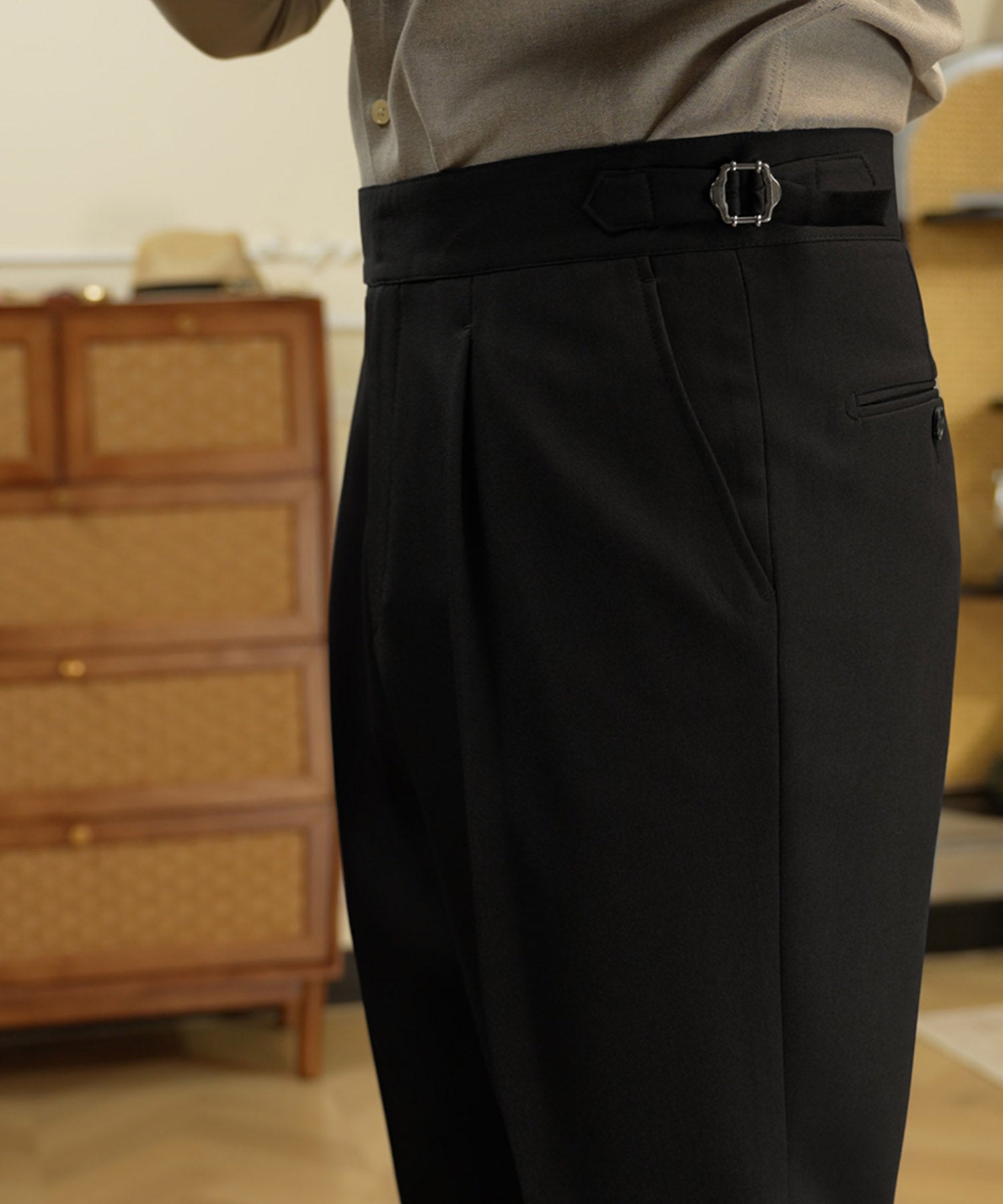 スリムフィット 1つボタン ウエストサイドベルト アジャスター サイズ調整可能 タック クリース シワになりにくい クラシック エレガンス ダブル トラウザー パンツ スラックス ズボン