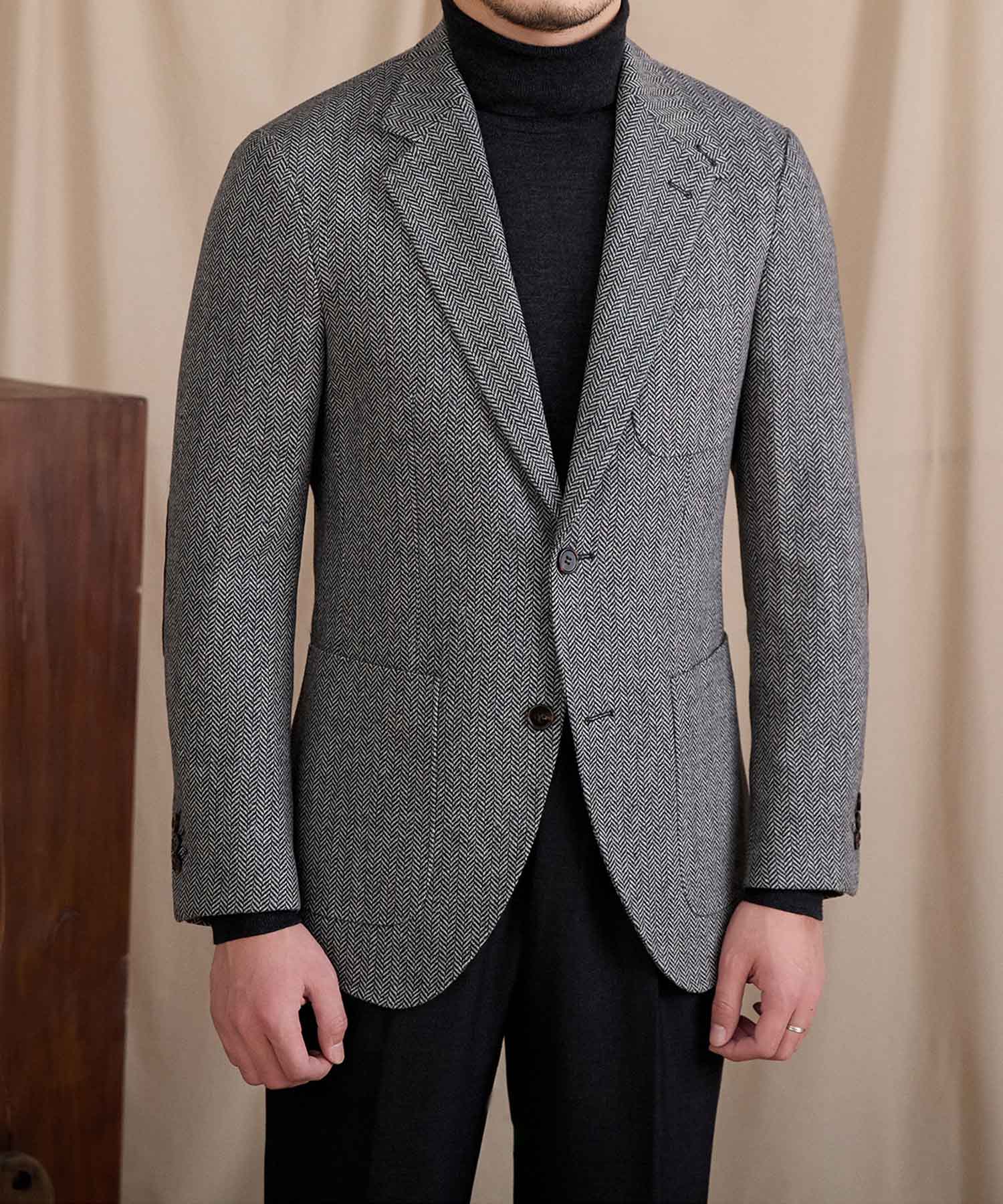 【NEW ITEM】スリムフィット シングルブレスト 2つボタン ウール 天然素材 ノッチドラペル フラップポケット ヘリンボーン 柄 クラシック スタンダード 機能性抜群 シワになりにくい エレガント テーラード ジャケット