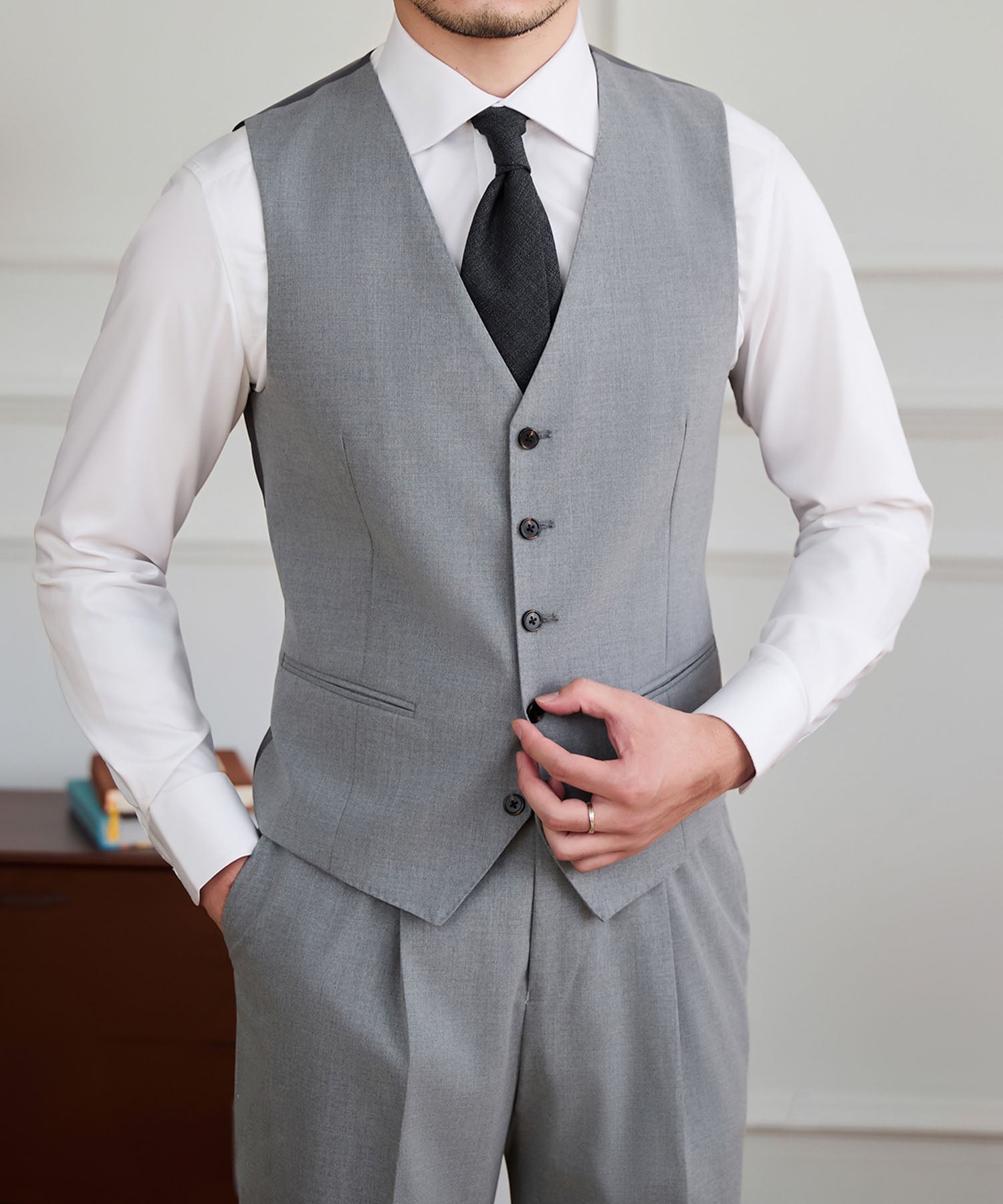 【NEW ITEM】スリムフィット シングルブレスト 5つボタン 玉縁ポケット 機能性抜群 シワになりにくい クラシック スタンダード ジレ ベスト