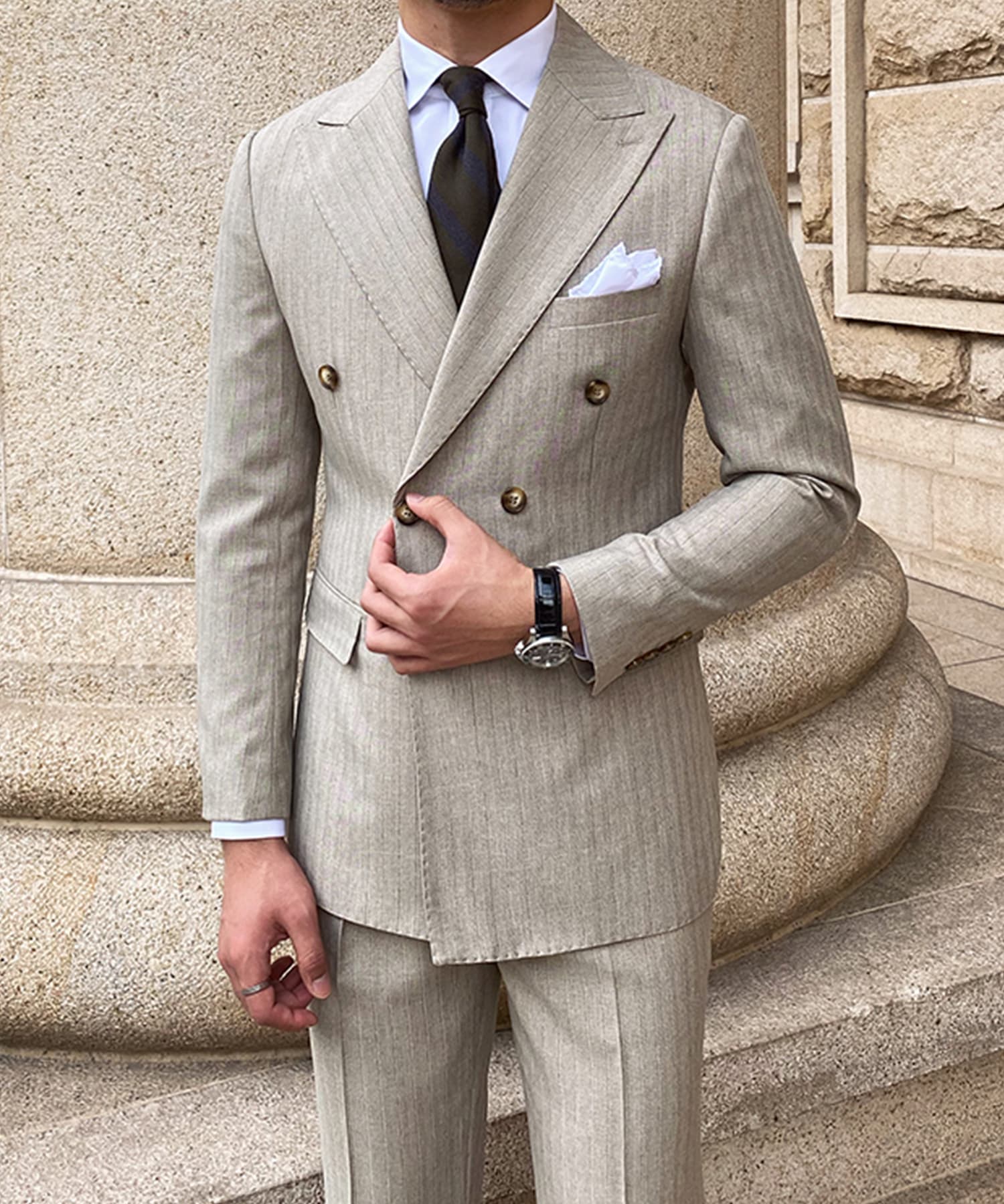 【ドラマ着用】スリムフィット 機能性抜群 ダブルブレスト ピンストライプ ピークドラペル トラッドスタイル シワになりにくい エレガンス セットアップ