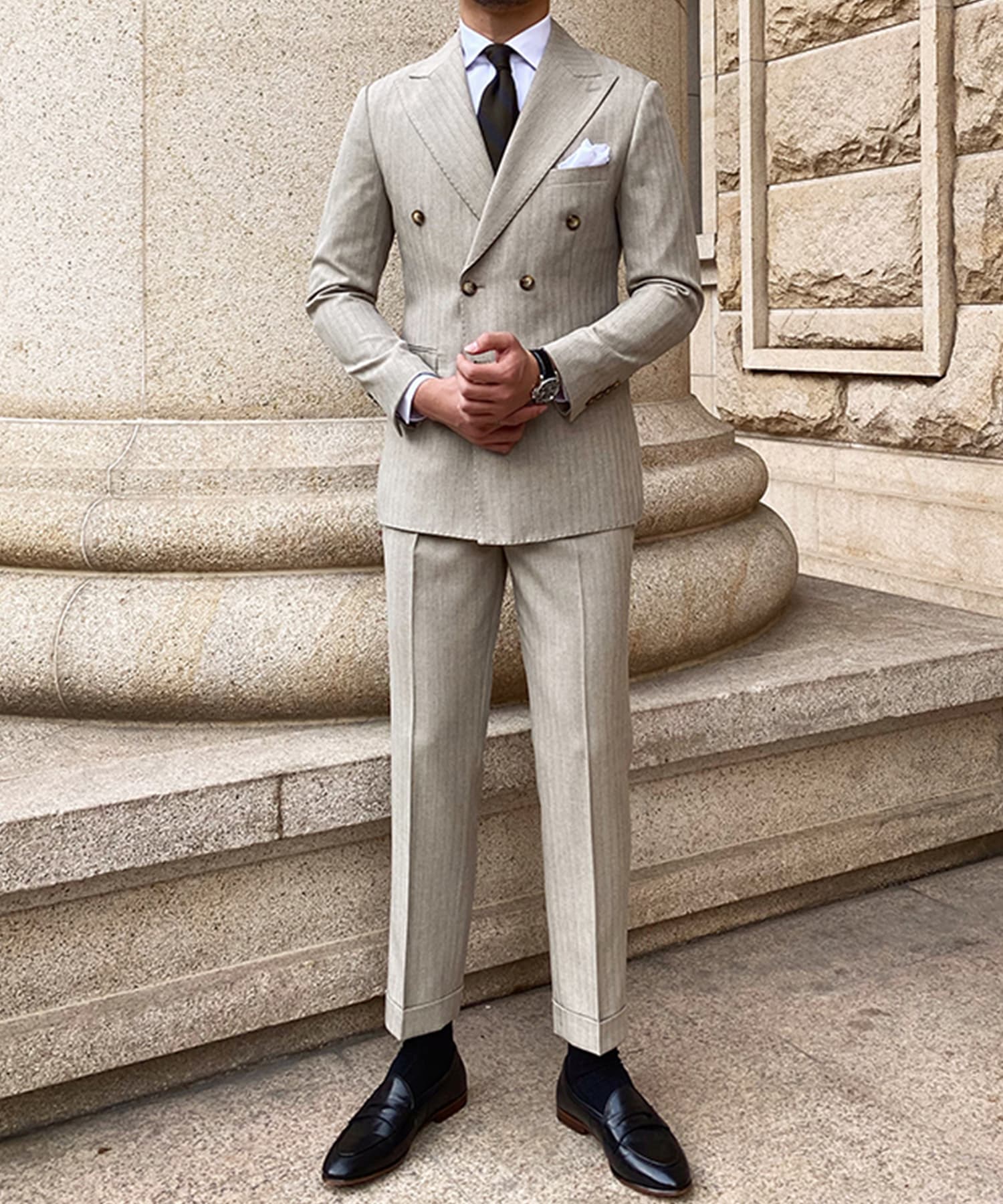 【ドラマ着用】スリムフィット 機能性抜群 ダブルブレスト ピンストライプ ピークドラペル トラッドスタイル シワになりにくい エレガンス セットアップ