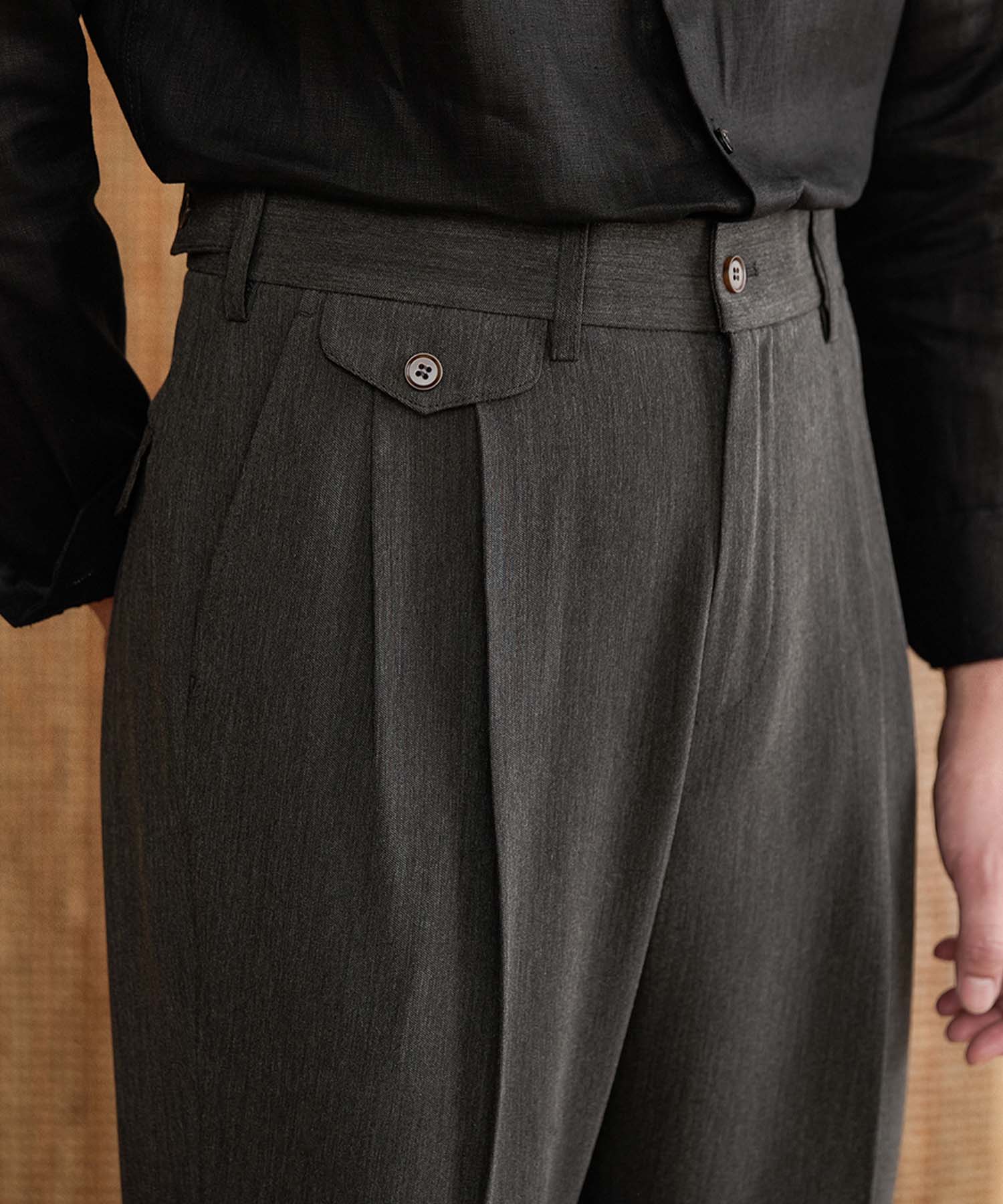 レギュラーフィット 2つボタン ベルトループ ウエストサイドベルト サイズ調整可能 コインポケット ツータック クリース シワになりにくい ストレート ダブル トラウザー パンツ スラックス ズボン S / Gray / 7~10日出荷予定(土日祝を除く)