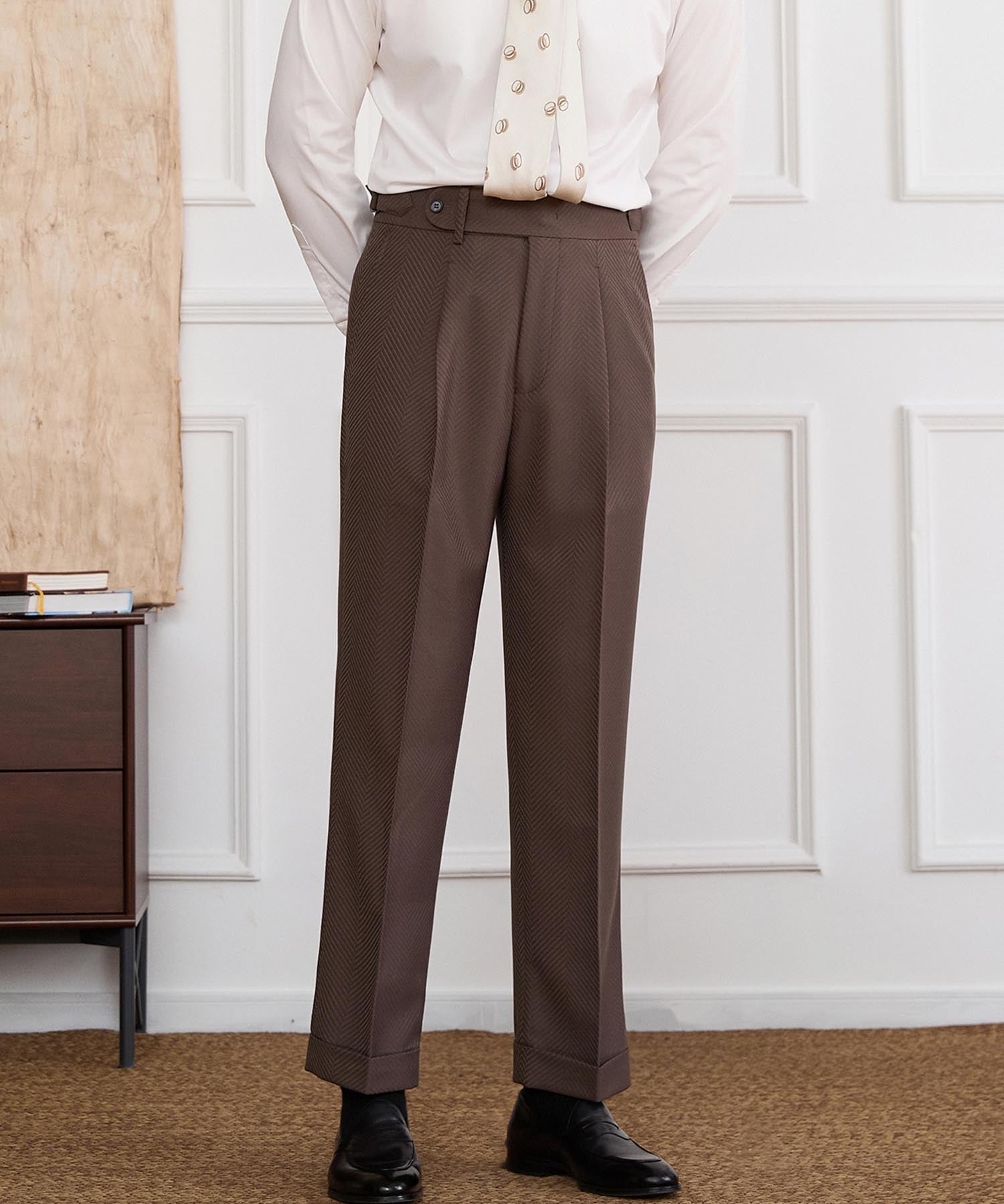 【NEW ITEM】スリムフィット 1つボタン ウエストサイドベルト サイズ調整可能 ヘリンボーン タック クリース クラシック シワになりにくい ダブル トラウザー パンツ スラックス ズボン