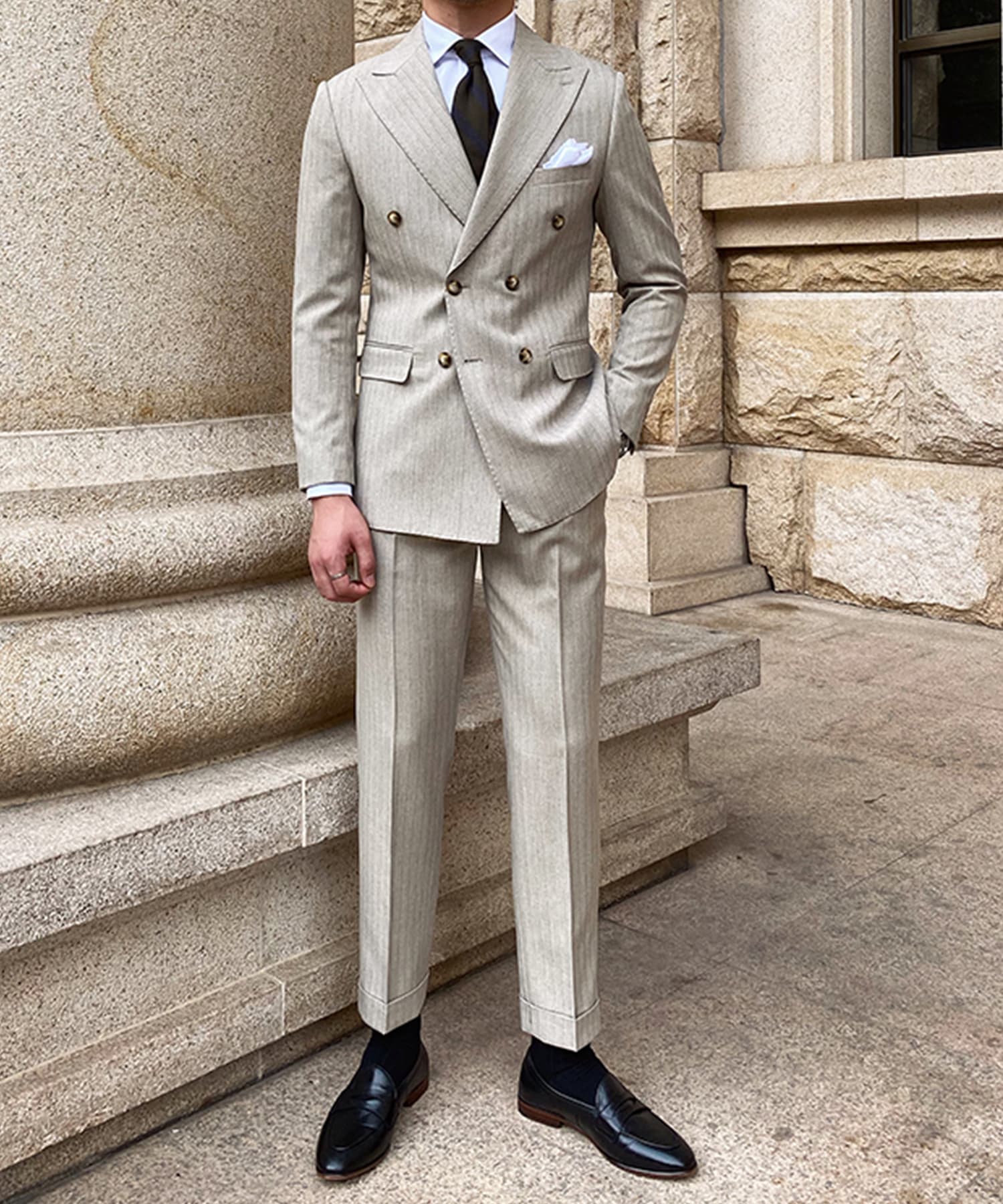 【ドラマ着用】スリムフィット 機能性抜群 ダブルブレスト ピンストライプ ピークドラペル トラッドスタイル シワになりにくい エレガンス セットアップ