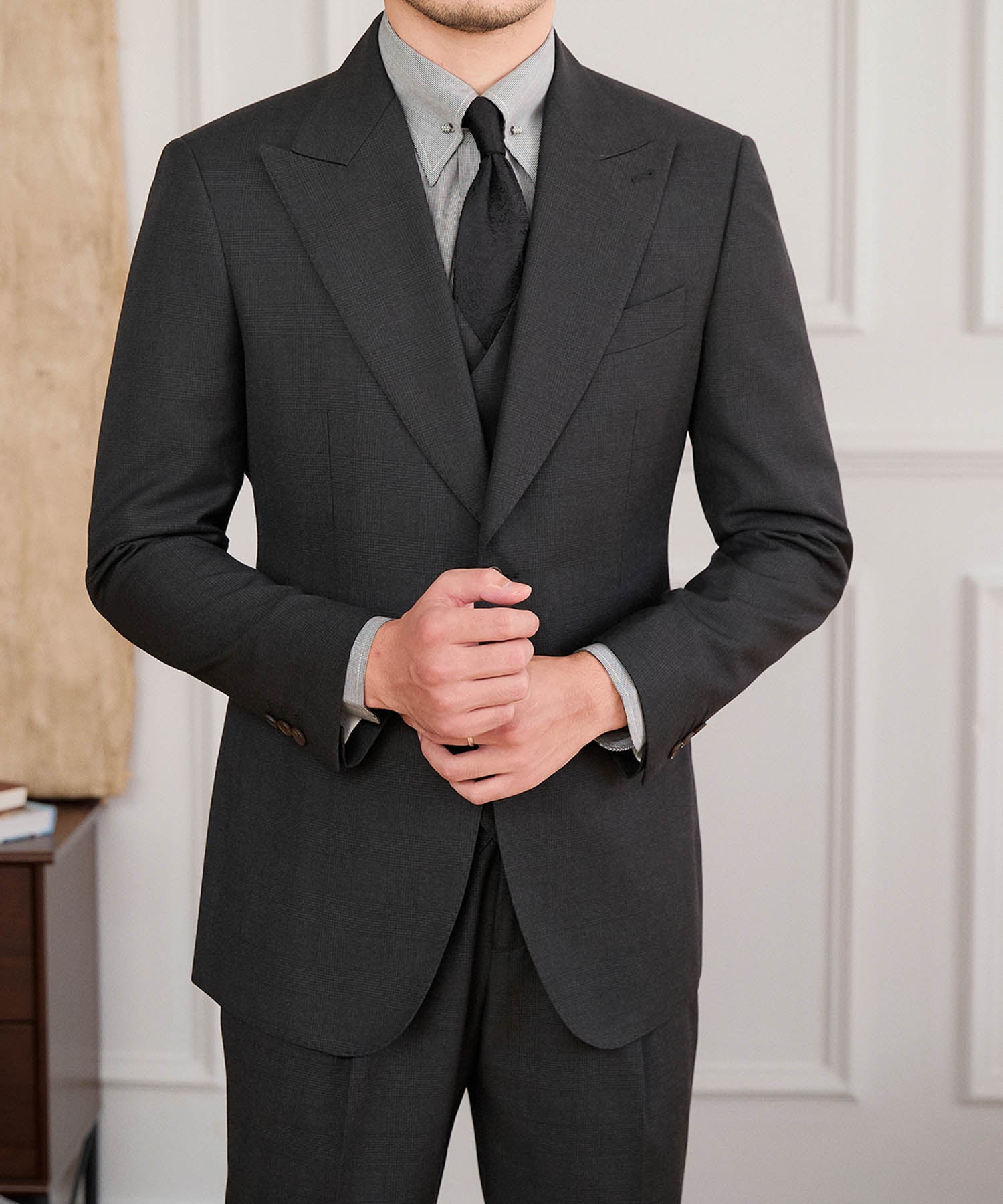 【NEW ITEM】スリムフィット シングルブレスト 2つボタン ピークドラペル 玉縁ポケット 無地 ミニマル クラシック スタンダード 機能性抜群 シワになりにくい エレガント スリーピース セットアップ