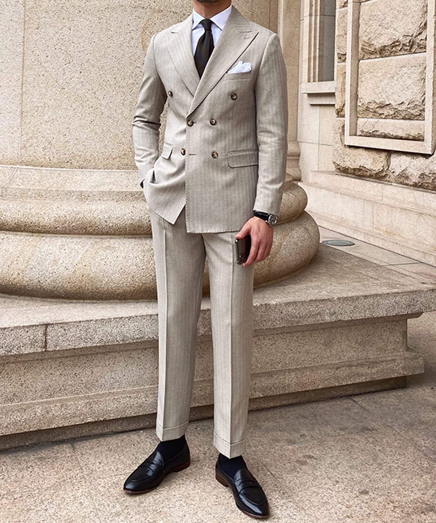 【ドラマ着用】スリムフィット 機能性抜群 ダブルブレスト ピンストライプ ピークドラペル トラッドスタイル シワになりにくい エレガンス セットアップ