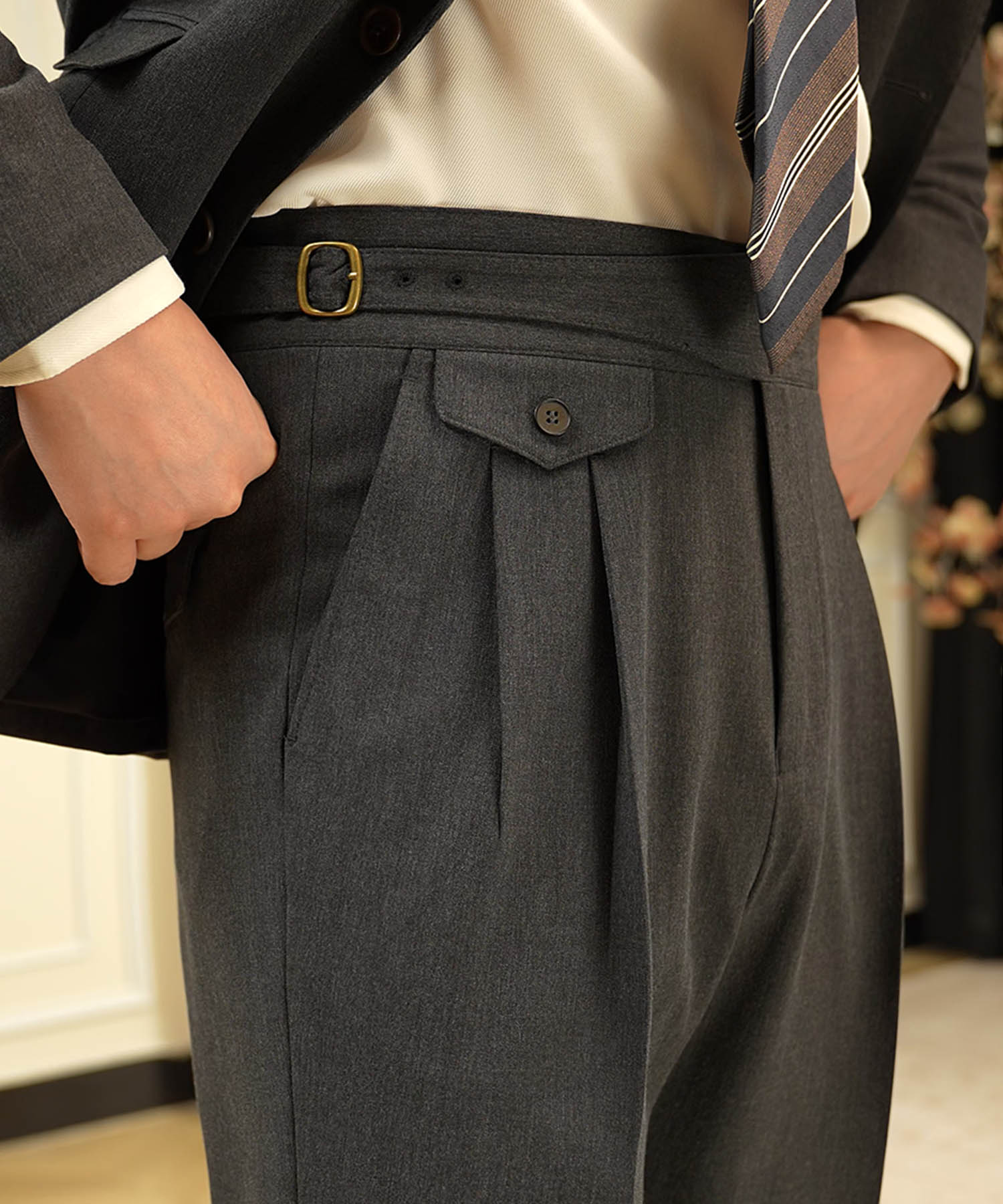 スリムフィット 1つボタン ウエストサイドベルト アジャスター サイズ調整可能 ツータック クリース シワになりにくい エレガント シルエット ダブル トラウザー パンツ スラックス ズボン