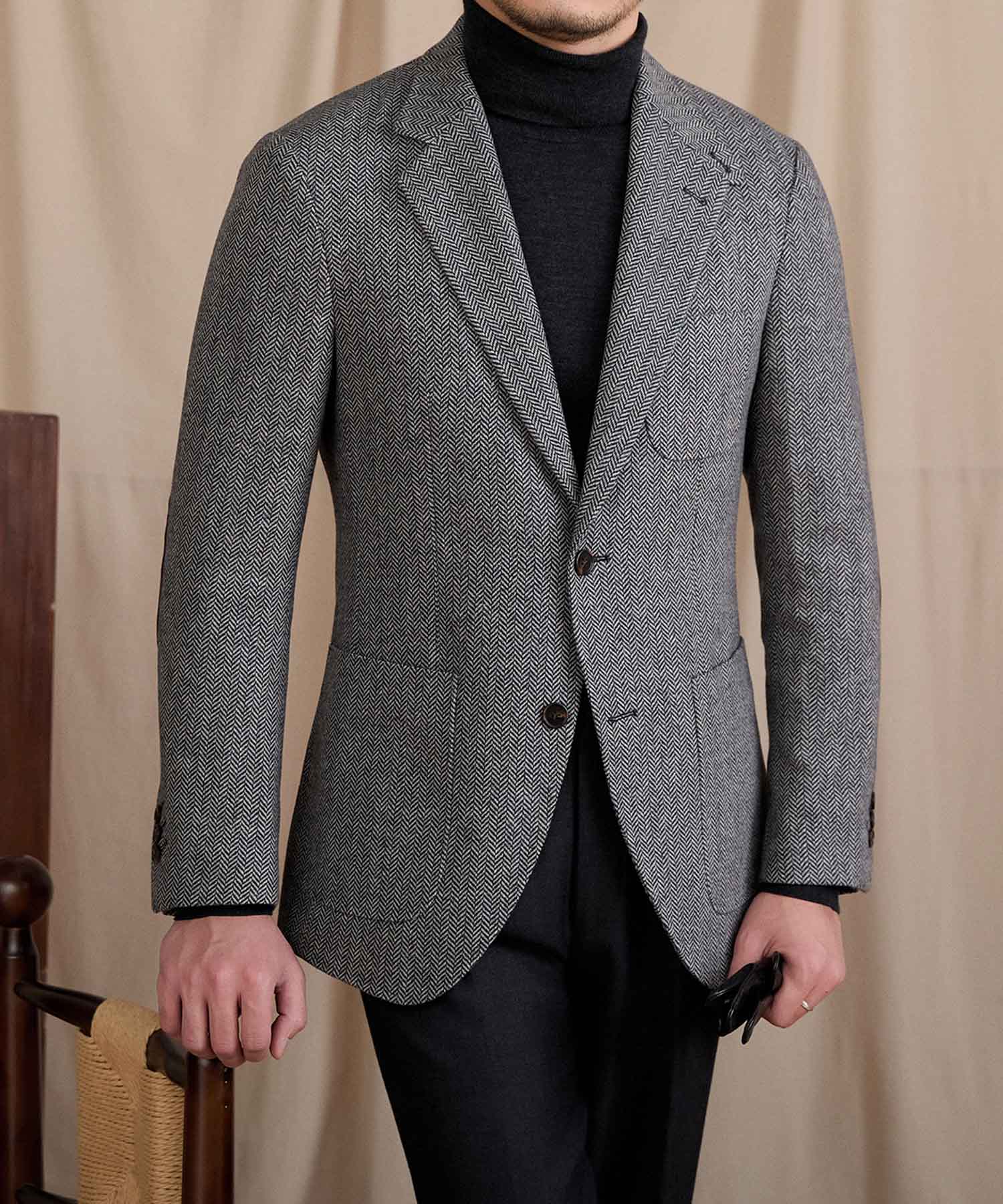 【NEW ITEM】スリムフィット シングルブレスト 2つボタン ウール 天然素材 ノッチドラペル フラップポケット ヘリンボーン 柄 クラシック スタンダード 機能性抜群 シワになりにくい エレガント テーラード ジャケット