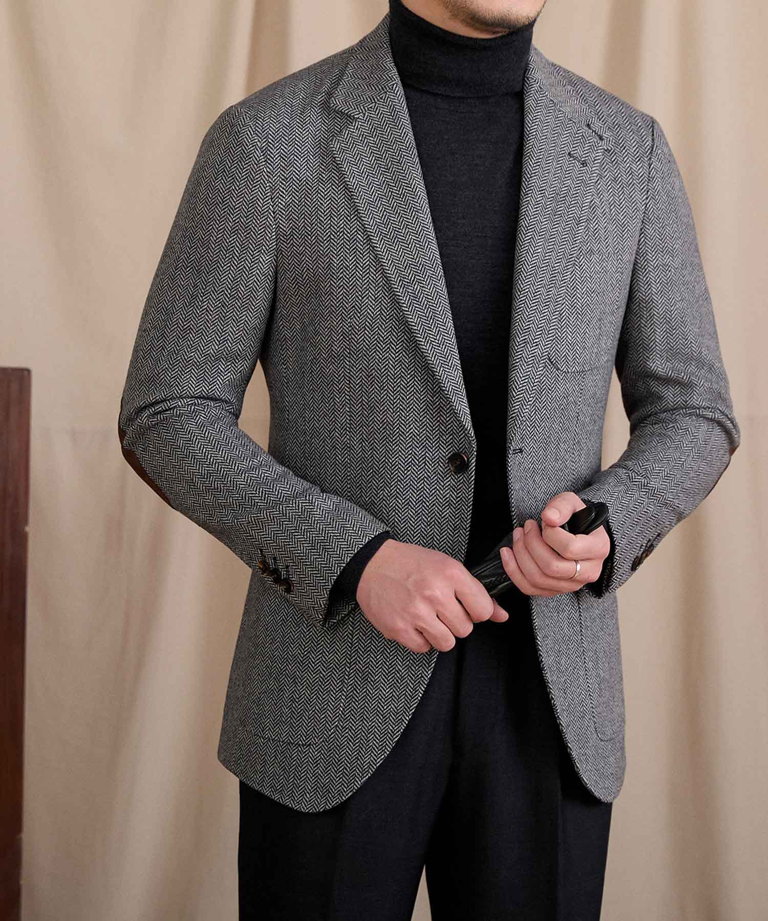 【NEW ITEM】スリムフィット シングルブレスト 2つボタン ウール 天然素材 ノッチドラペル フラップポケット ヘリンボーン 柄 クラシック スタンダード 機能性抜群 シワになりにくい エレガント テーラード ジャケット