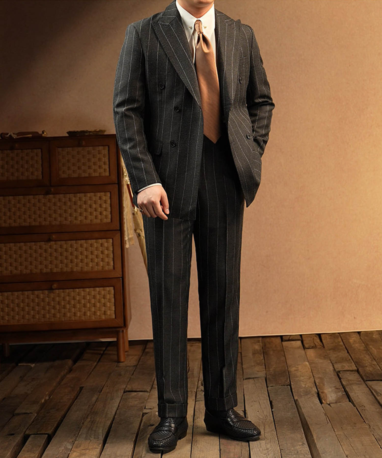 【NEW ITEM】スリムフィット ダブルブレスト 6つボタン ピークドドラペル フラップポケット ストライプ 柄 クラシック スタンダード 機能性抜群 構築美 シワになりにくい スマート エレガント セットアップ