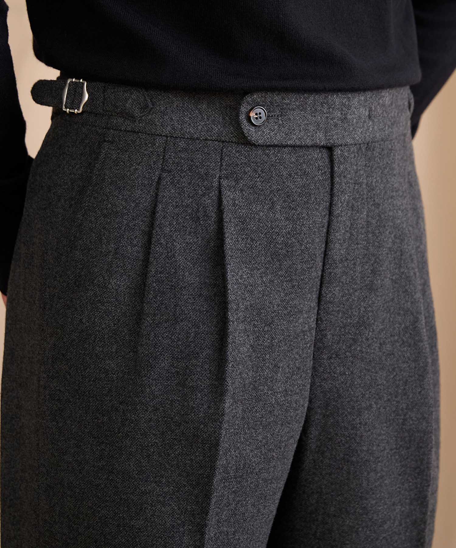 【NEW ITEM】レギュラーフィット 1つボタン ウエストサイドベルト サイズ調整可能 ツータック クリース シワになりにくい 構築美 ダブル トラウザー パンツ スラックス ズボン