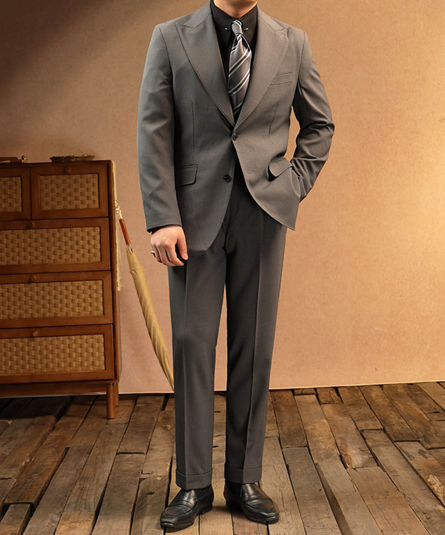 【NEW ITEM】スリムフィット ダブルブレスト 6つボタン ピークドドラペル ピックステッチ フラップポケット クラシック スタンダード 機能性抜群 構築美 シワになりにくい スマート エレガント セットアップ