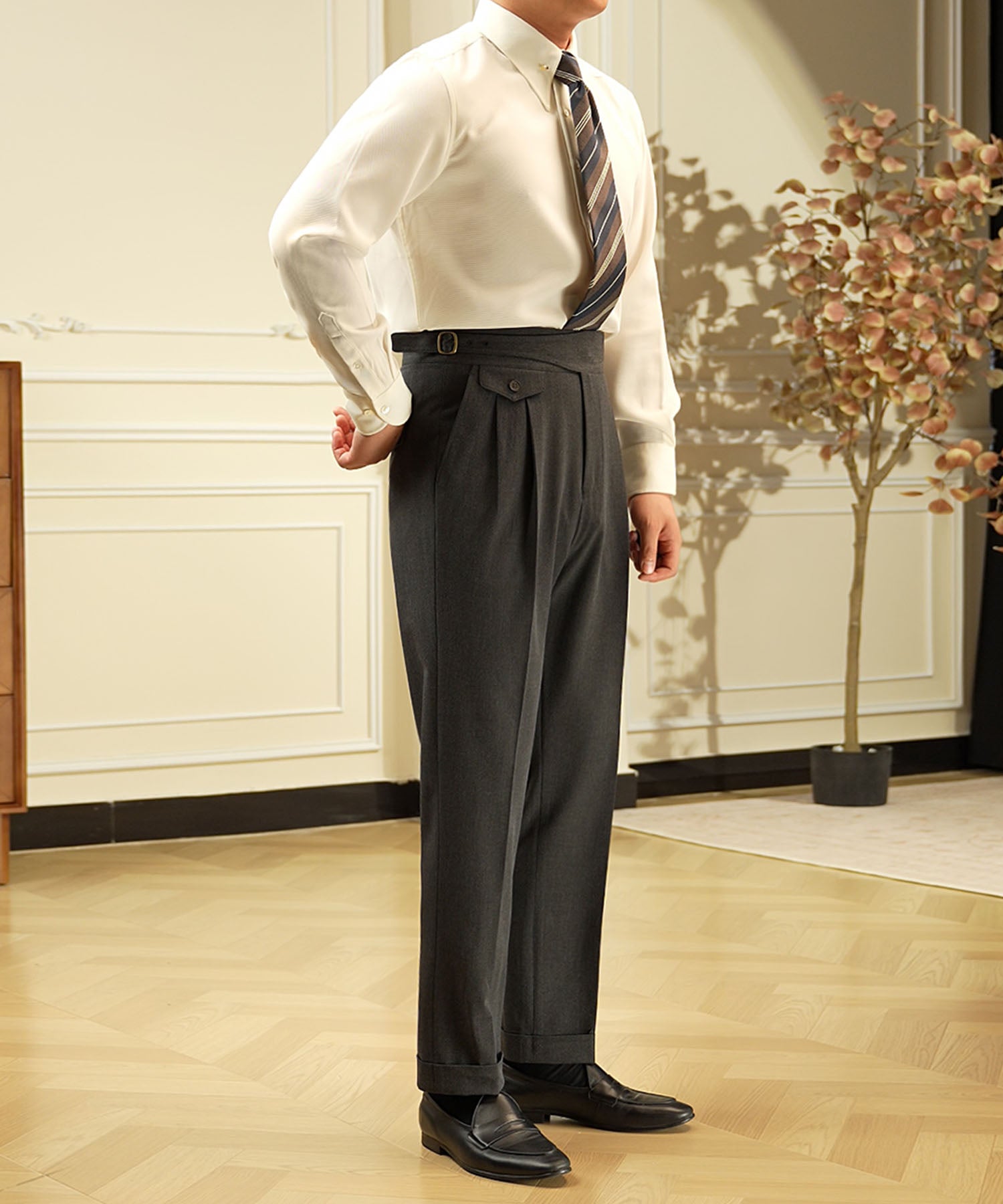 スリムフィット 1つボタン ウエストサイドベルト アジャスター サイズ調整可能 ツータック クリース シワになりにくい エレガント シルエット ダブル トラウザー パンツ スラックス ズボン