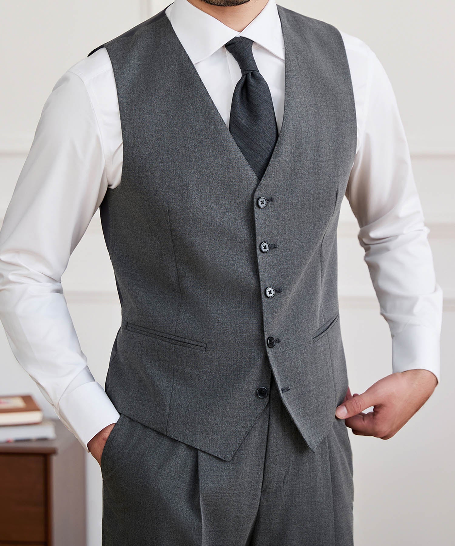 【NEW ITEM】スリムフィット シングルブレスト 5つボタン 玉縁ポケット 機能性抜群 シワになりにくい クラシック スタンダード ジレ ベスト