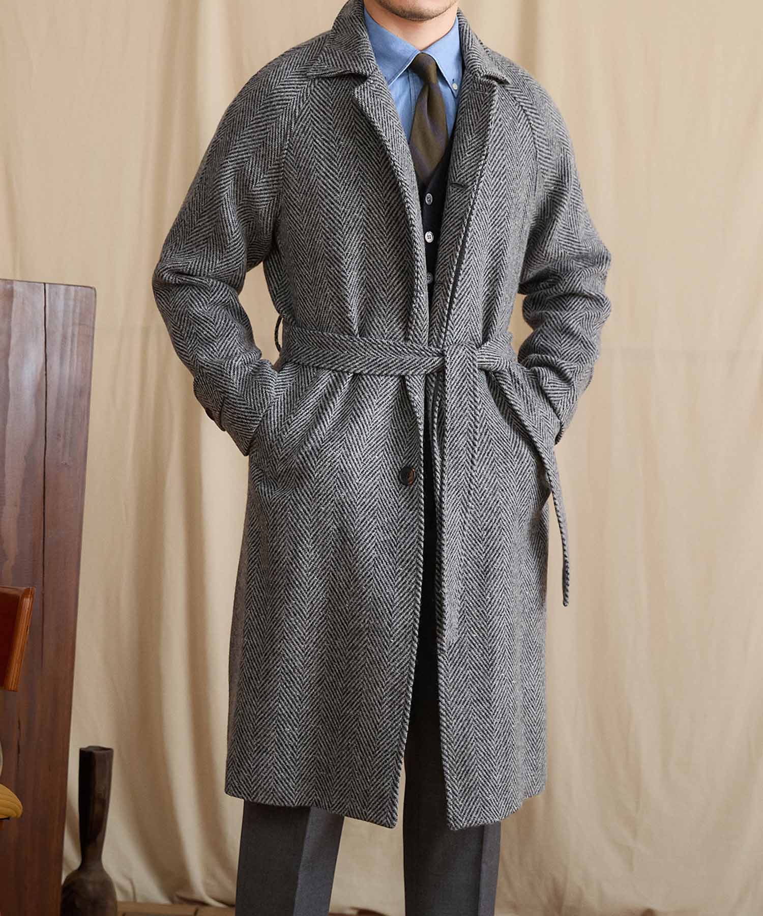 【COMING SOON】レギュラーフィット 5つボタン ヘリンボーン ウール 機能性抜群 防風性 シワになりにくい エレガント アウター ベルテッド コート