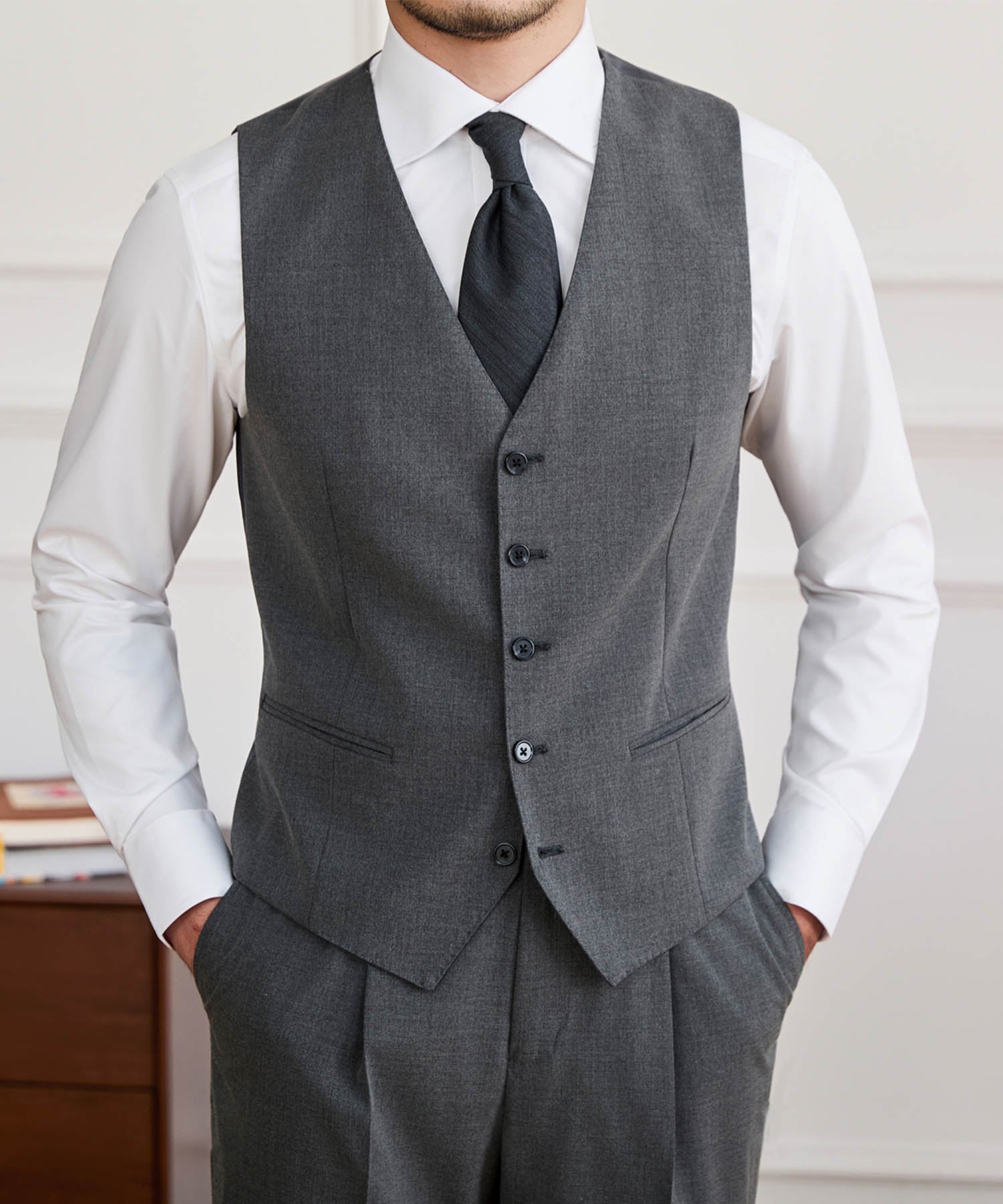 【NEW ITEM】スリムフィット シングルブレスト 5つボタン 玉縁ポケット 機能性抜群 シワになりにくい クラシック スタンダード ジレ ベスト