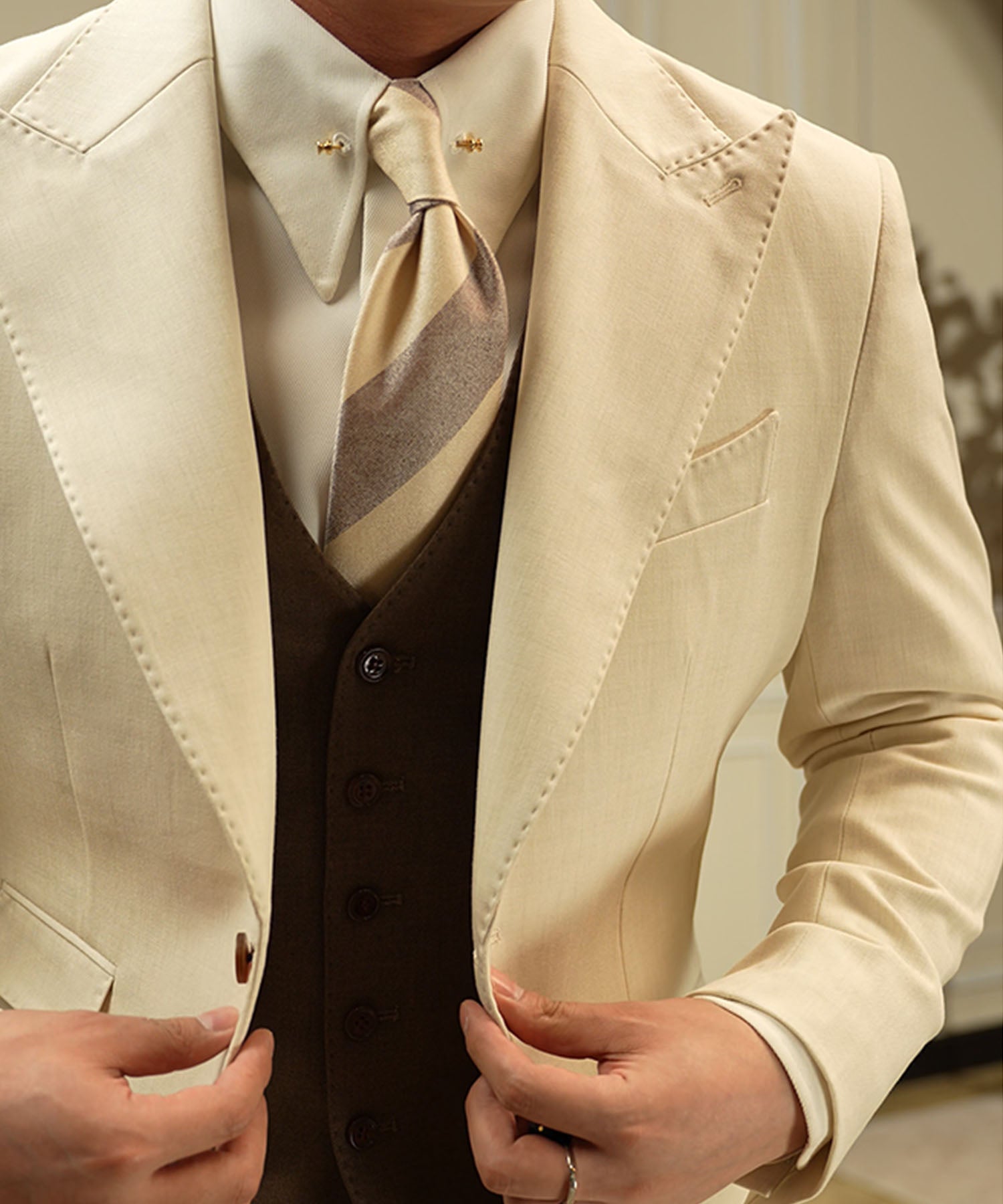 スリムフィット シングルブレスト ワイドカラー ピークドラペル 2つボタン チェンジポケット 機能性抜群 シワになりにくい クラシック エレガント セットアップ