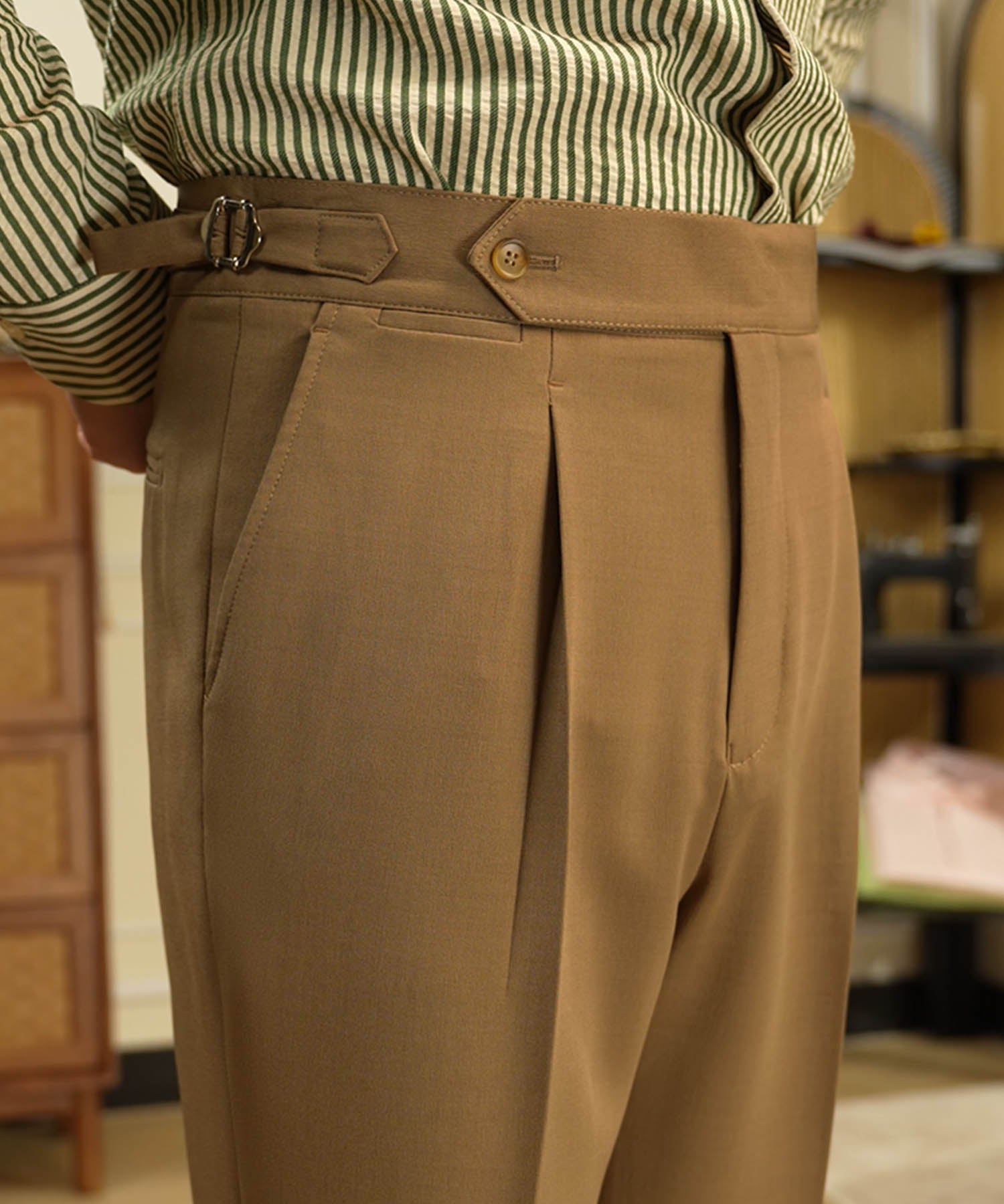 スリムフィット 1つボタン ウエストサイドベルト アジャスター サイズ調整可能 タック クリース シワになりにくい クラシック エレガンス ダブル トラウザー パンツ スラックス ズボン