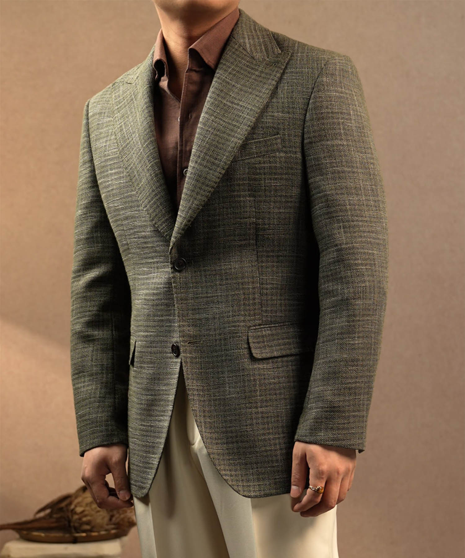 【NEW ITEM】スリムフィット シングルブレスト 2つボタン チェック 柄 ウール 天然素材 ピークドラペル フラップポケット クラシック スタンダード 機能性抜群 シワになりにくい エレガント テーラード ジャケット