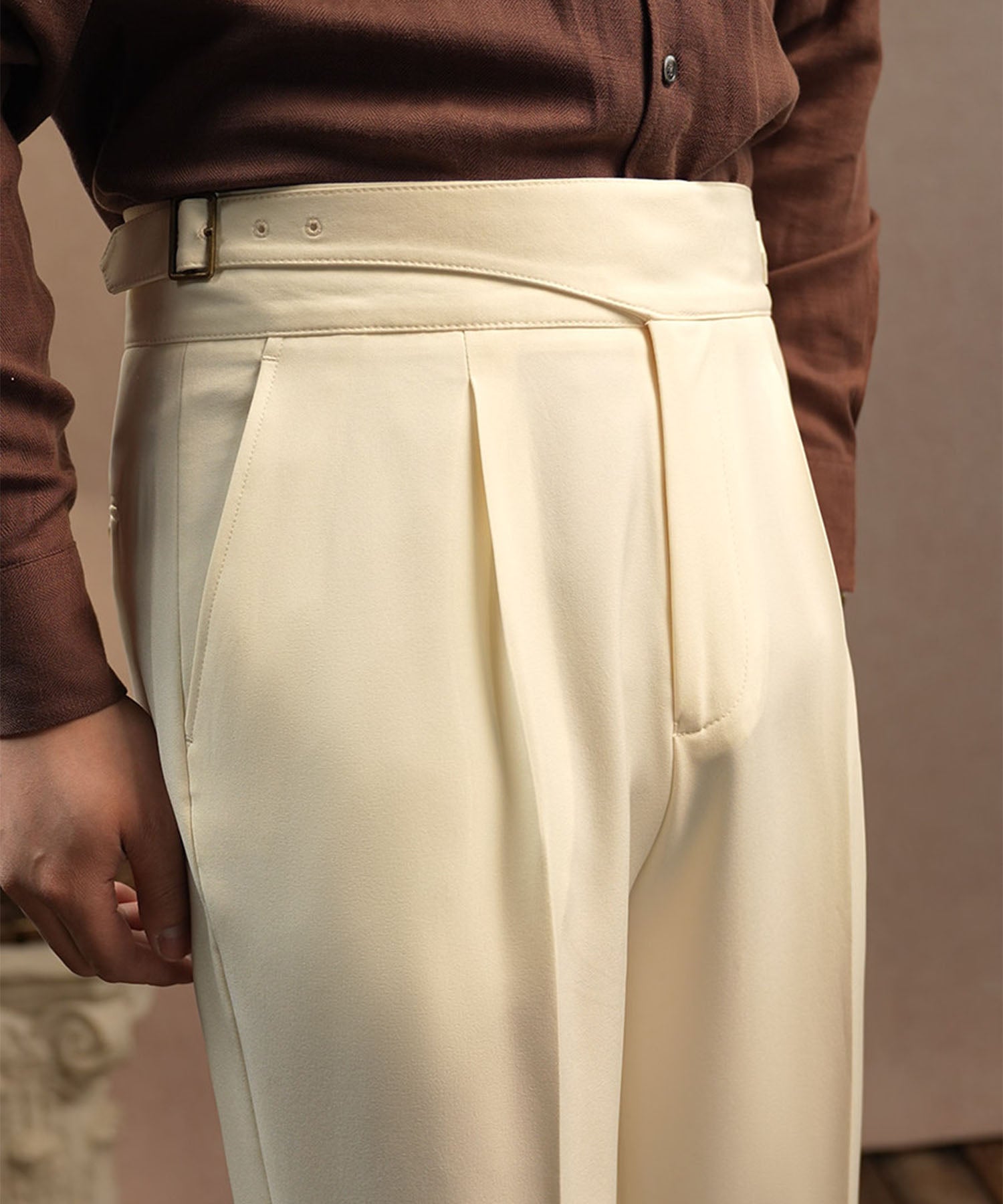 【NEW ITEM】レギュラーフィット 1つボタン 綿 ウール 天然素材 ウエストサイドベルト サイズ調整可能 ツータック クリース シワになりにくい クラシック スタンダード ダブル トラウザー パンツ スラックス ズボン