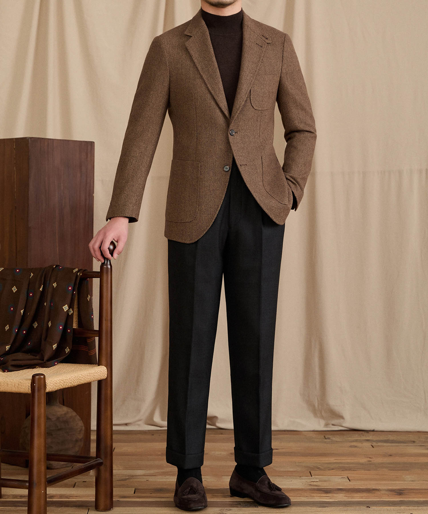 【NEW ITEM】スリムフィット シングルブレスト 2つボタン ウール 天然素材 ノッチドラペル フラップポケット ヘリンボーン 柄 クラシック スタンダード 機能性抜群 シワになりにくい エレガント テーラード ジャケット