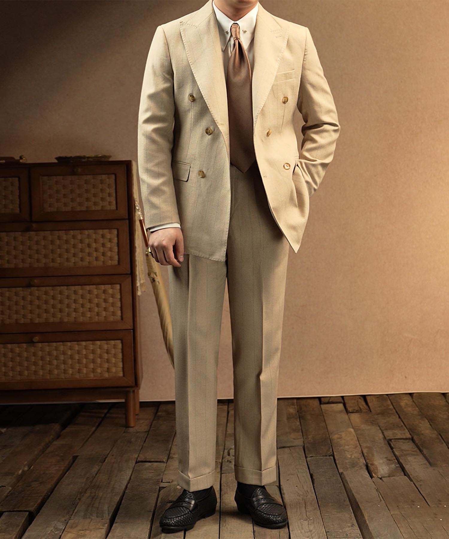 【NEW ITEM】スリムフィット ダブルブレスト 6つボタン ピークドドラペル フラップポケット ストライプ 柄 クラシック スタンダード 機能性抜群 構築美 シワになりにくい スマート エレガント セットアップ