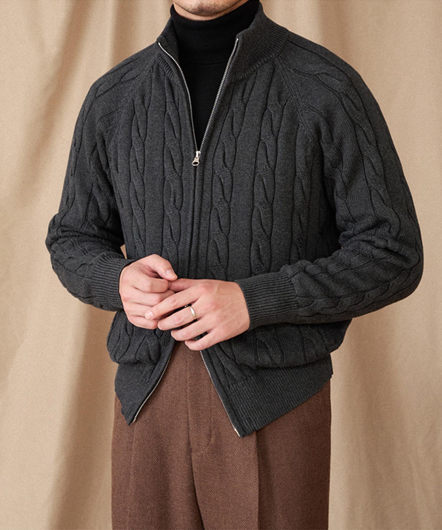 【NEW ITEM】スリムフィット 2WAY 機能性抜群 綿 天然素材 オープン ジップ ケーブル編み シワになりにくい 清潔感 トップス リブ ニット セーター