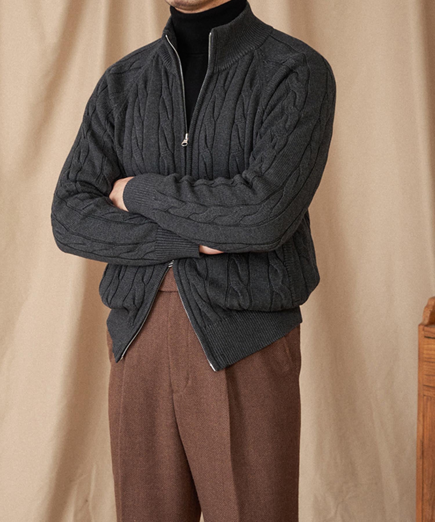 【NEW ITEM】スリムフィット 2WAY 機能性抜群 綿 天然素材 オープン ジップ ケーブル編み シワになりにくい 清潔感 トップス リブ ニット セーター