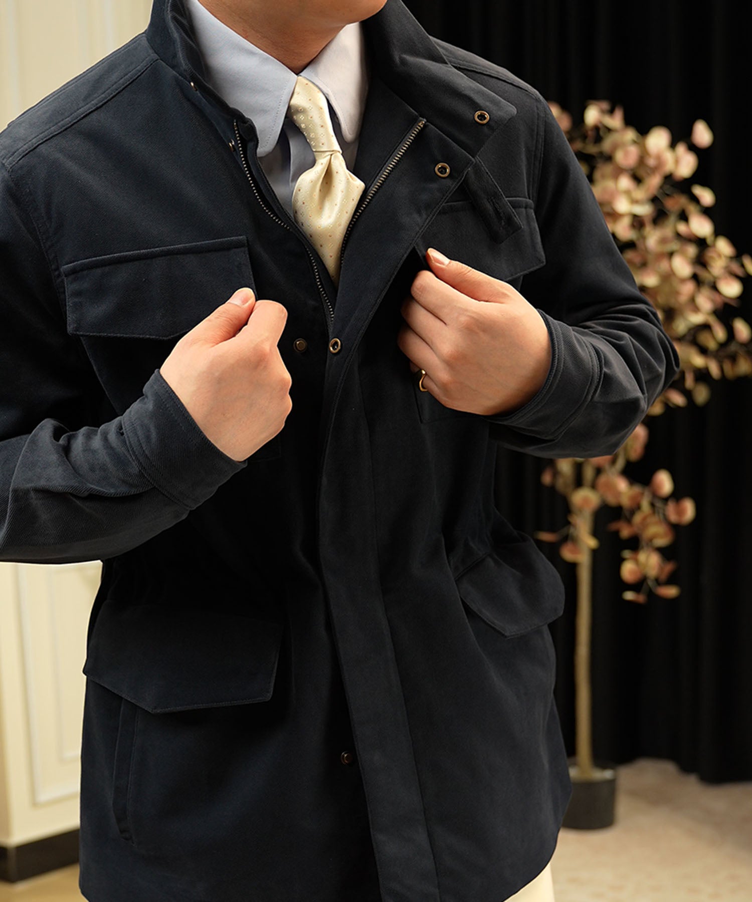 【NEW ITEM】レギュラーフィット ジップアップ 比翼仕立て 無地 フラップポケット 機能性抜群 防風性 シワになりにくい ミリタリー フィールド ジャケット