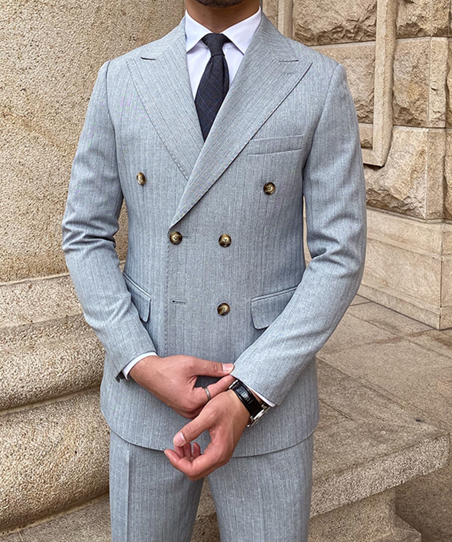 【ドラマ着用】スリムフィット 機能性抜群 ダブルブレスト ピンストライプ ピークドラペル トラッドスタイル シワになりにくい エレガンス セットアップ