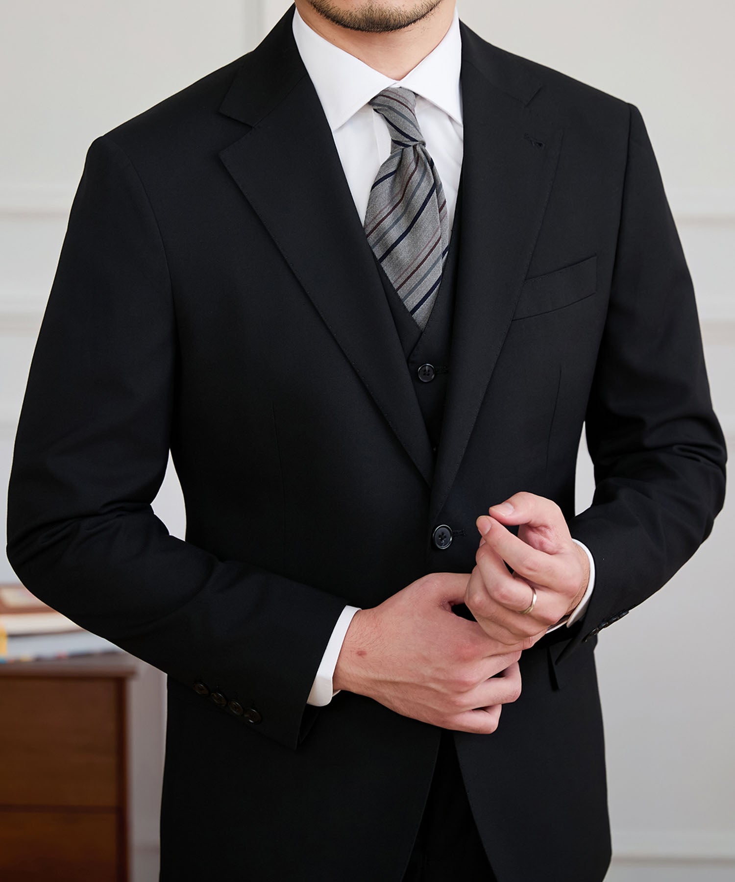 【NEW ITEM】スリムフィット シングルブレスト ノッチドラペル ベーシック スタンダード 機能性抜群 シワになりにくい エレガント スリーピース セットアップ