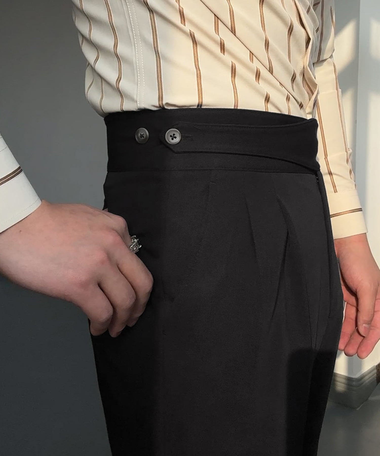 スリムフィット 2つボタン ウエスト両サイドベルト サイズ調整可能 メンズ ストレート トラウザー パンツ シワになりにくい エレガント スラックス ズボン