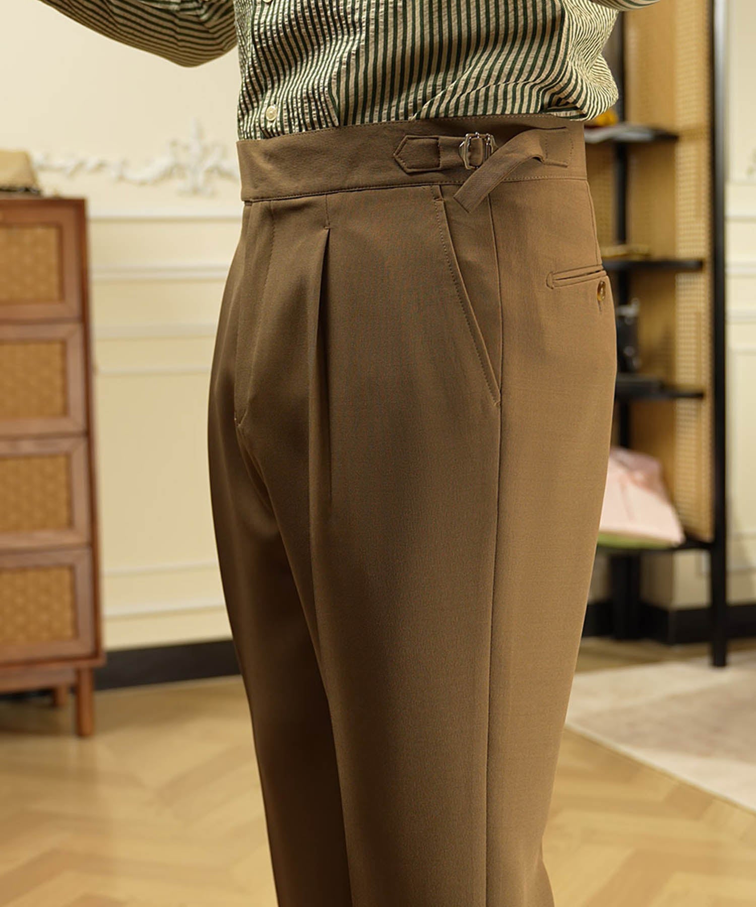 スリムフィット 1つボタン ウエストサイドベルト アジャスター サイズ調整可能 タック クリース シワになりにくい クラシック エレガンス ダブル トラウザー パンツ スラックス ズボン