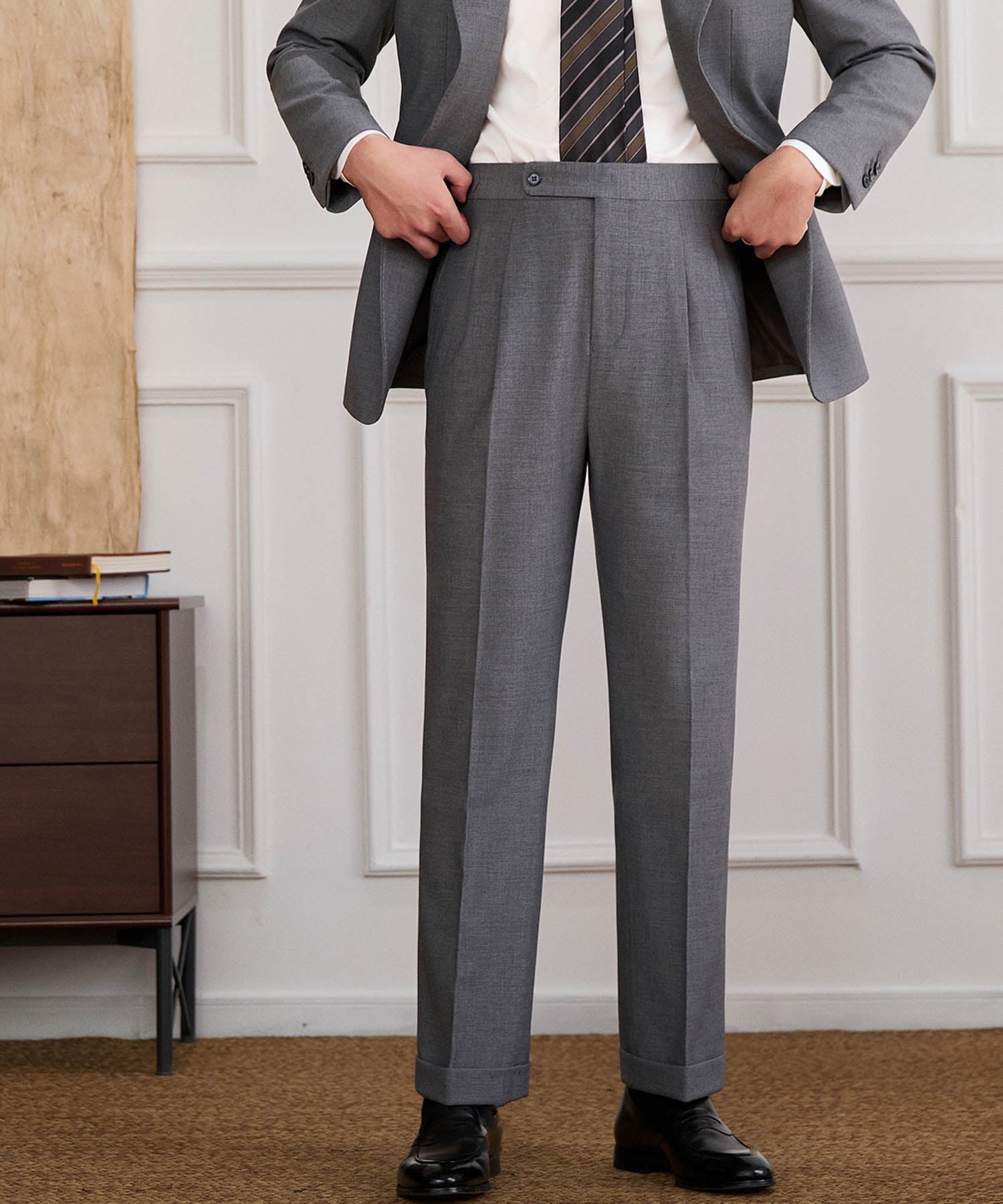 【NEW ITEM】スリムフィット 1つボタン ウエストサイドベルト サイズ調整可能 ウール 異素材 クラシック ツータック クリース シワになりにくい ダブル トラウザー パンツ スラックス ズボン