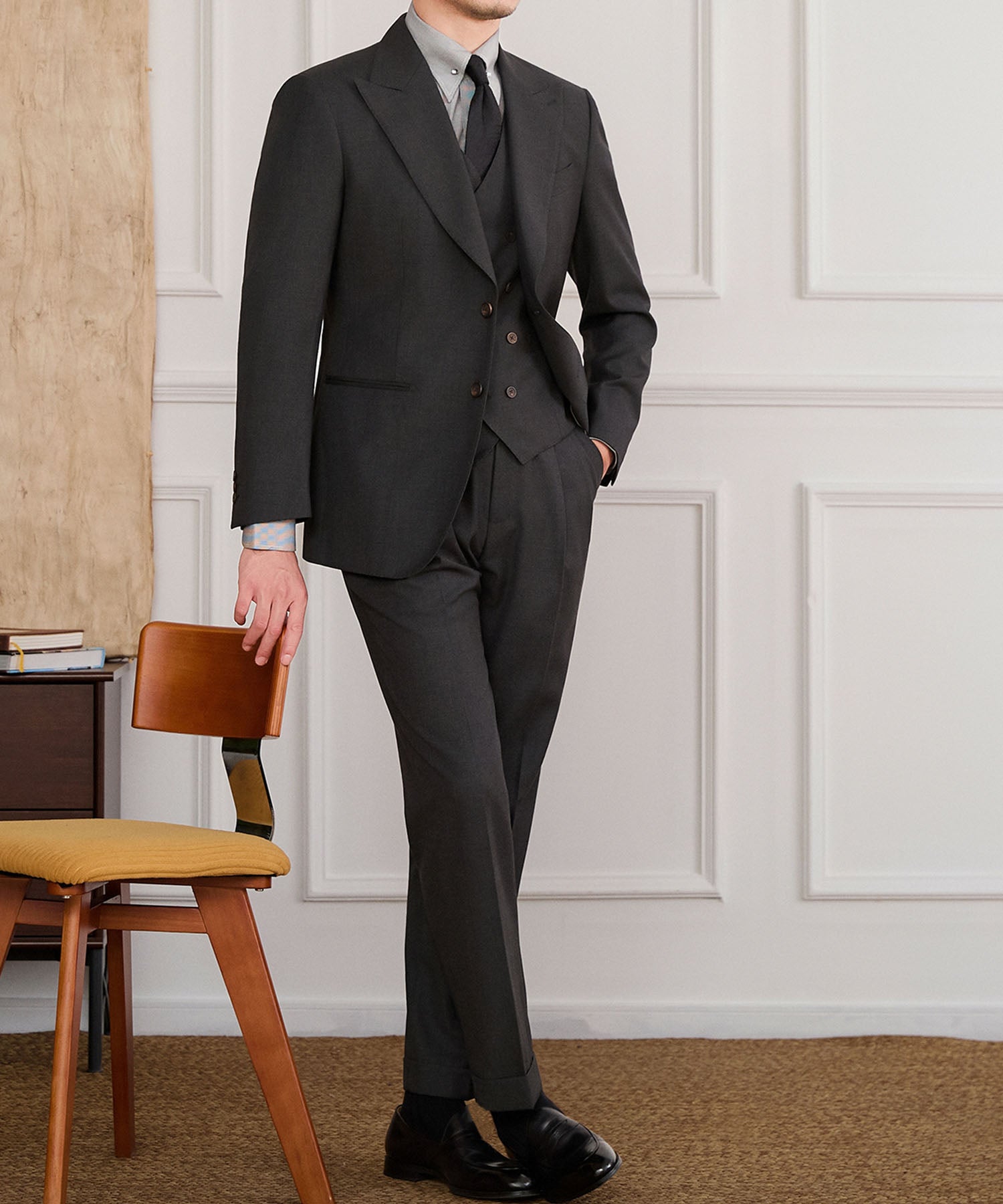 【NEW ITEM】スリムフィット シングルブレスト 2つボタン ピークドラペル 玉縁ポケット 無地 ミニマル クラシック スタンダード 機能性抜群 シワになりにくい エレガント スリーピース セットアップ