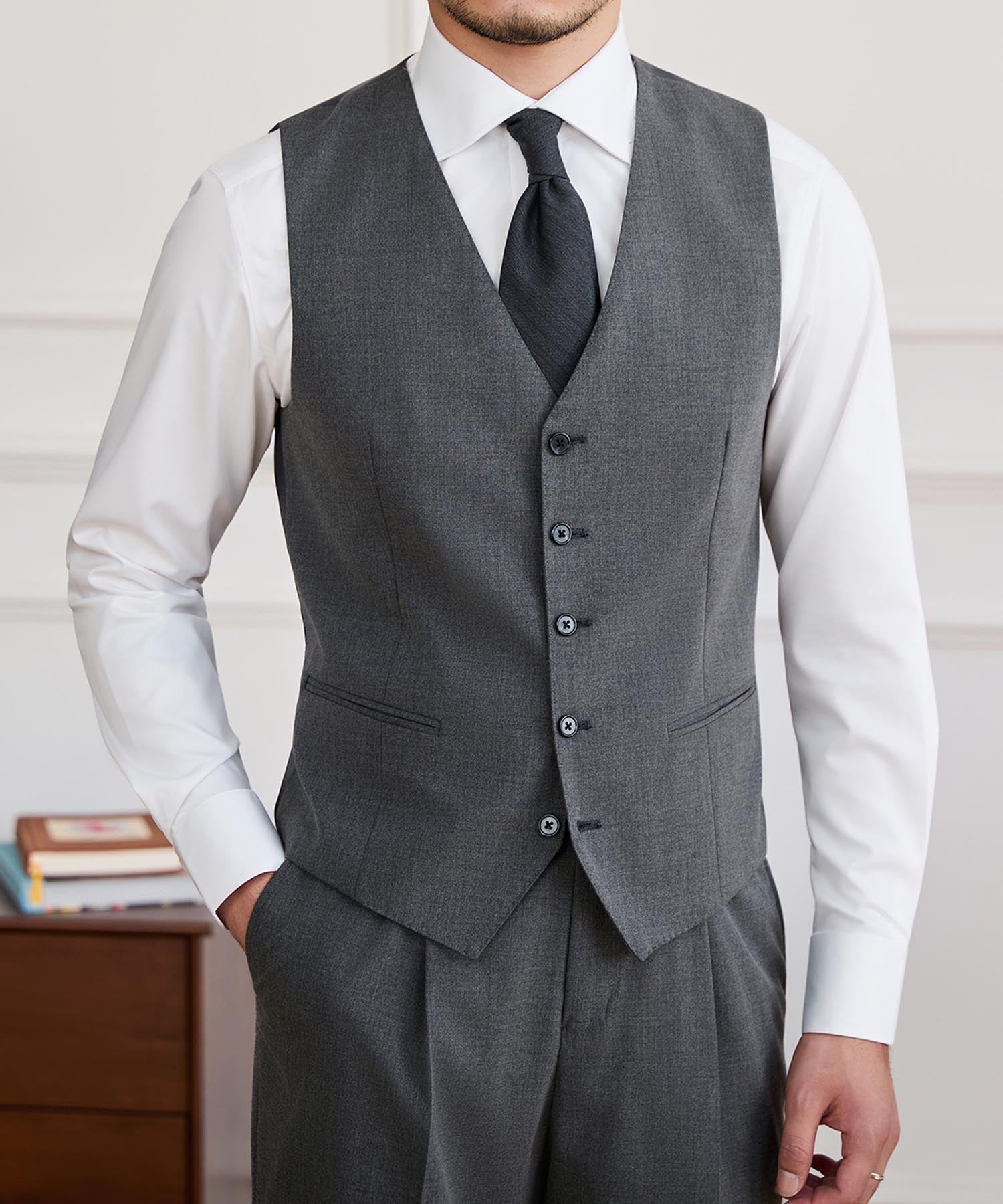 【NEW ITEM】スリムフィット シングルブレスト 5つボタン 玉縁ポケット 機能性抜群 シワになりにくい クラシック スタンダード ジレ ベスト