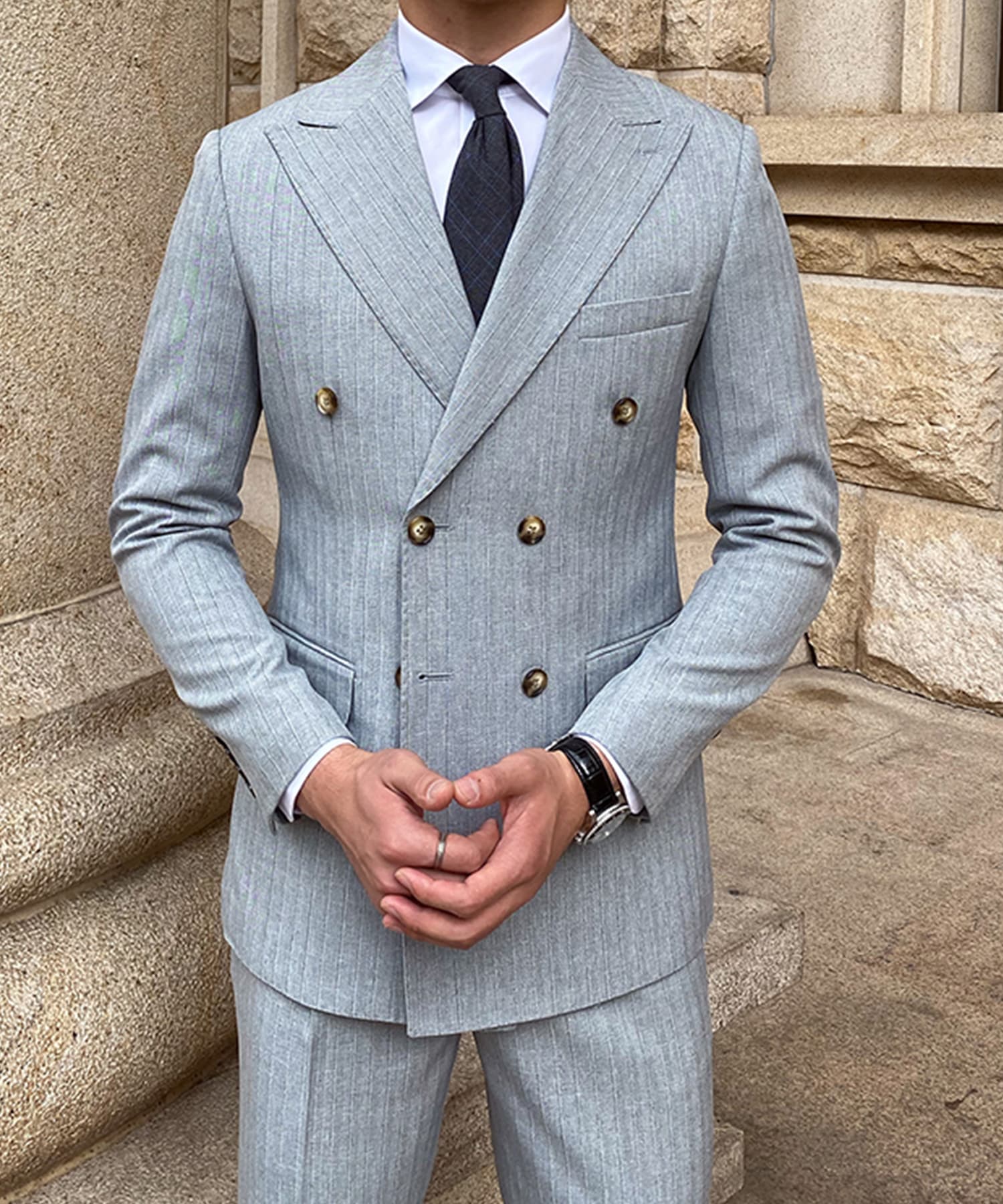 【ドラマ着用】スリムフィット 機能性抜群 ダブルブレスト ピンストライプ ピークドラペル トラッドスタイル シワになりにくい エレガンス セットアップ