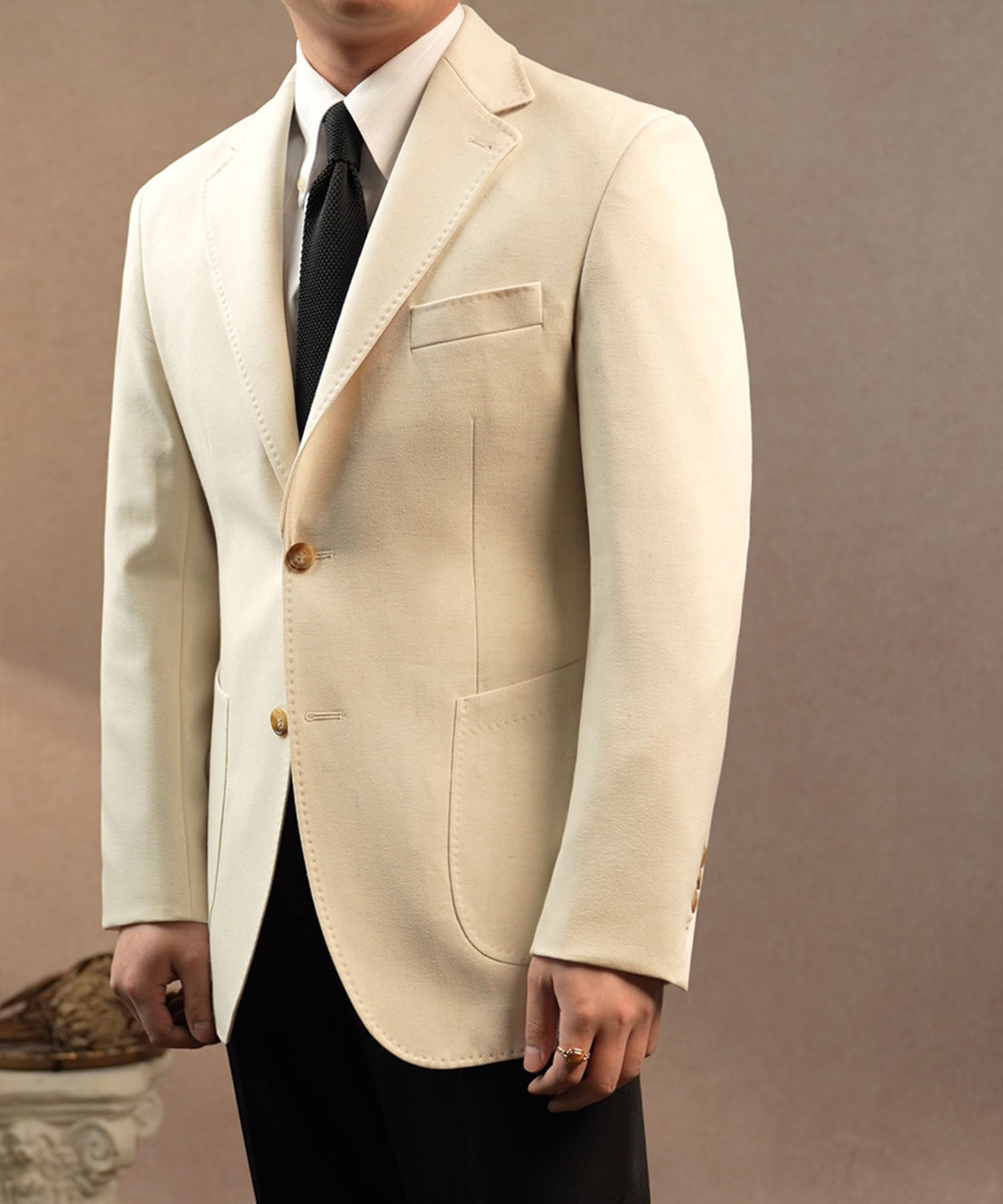 【NEW ITEM】スリムフィット シングルブレスト 2つボタン ノッチドラペル パッチポケット クラシック スタンダード 機能性抜群 シワになりにくい エレガント テーラード ジャケット