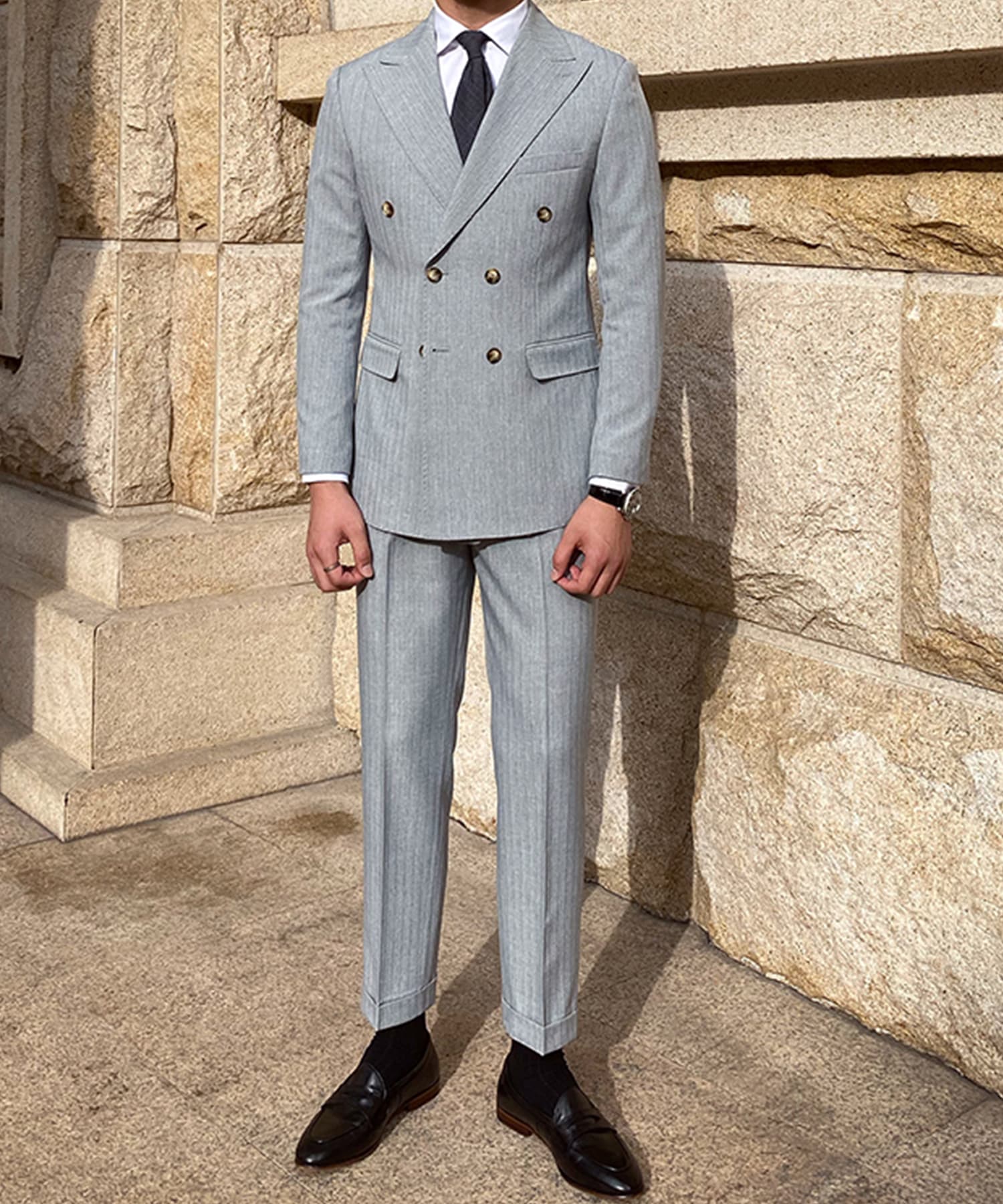 【ドラマ着用】スリムフィット 機能性抜群 ダブルブレスト ピンストライプ ピークドラペル トラッドスタイル シワになりにくい エレガンス セットアップ