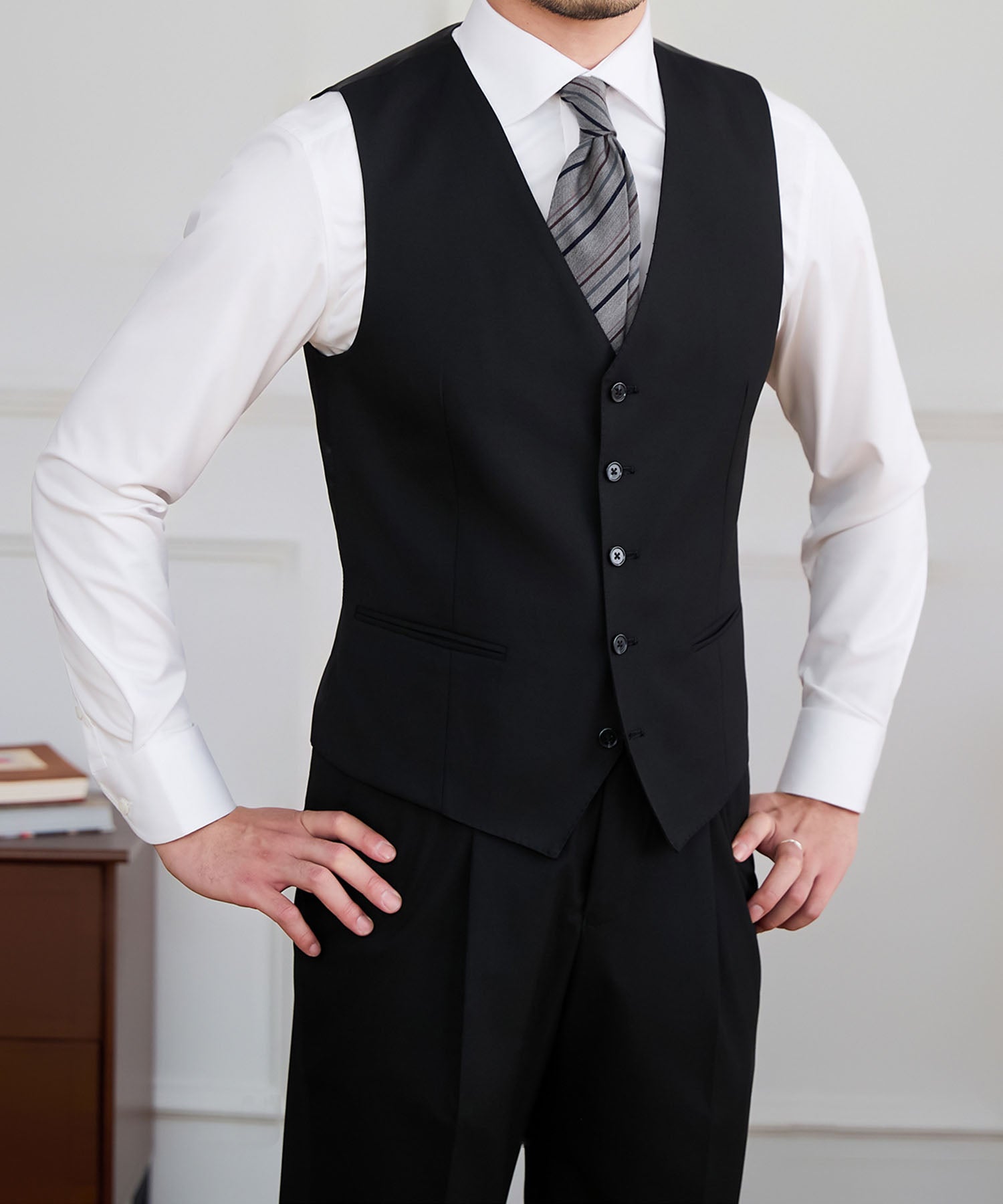 【NEW ITEM】スリムフィット シングルブレスト 5つボタン 玉縁ポケット 機能性抜群 シワになりにくい クラシック スタンダード ジレ ベスト