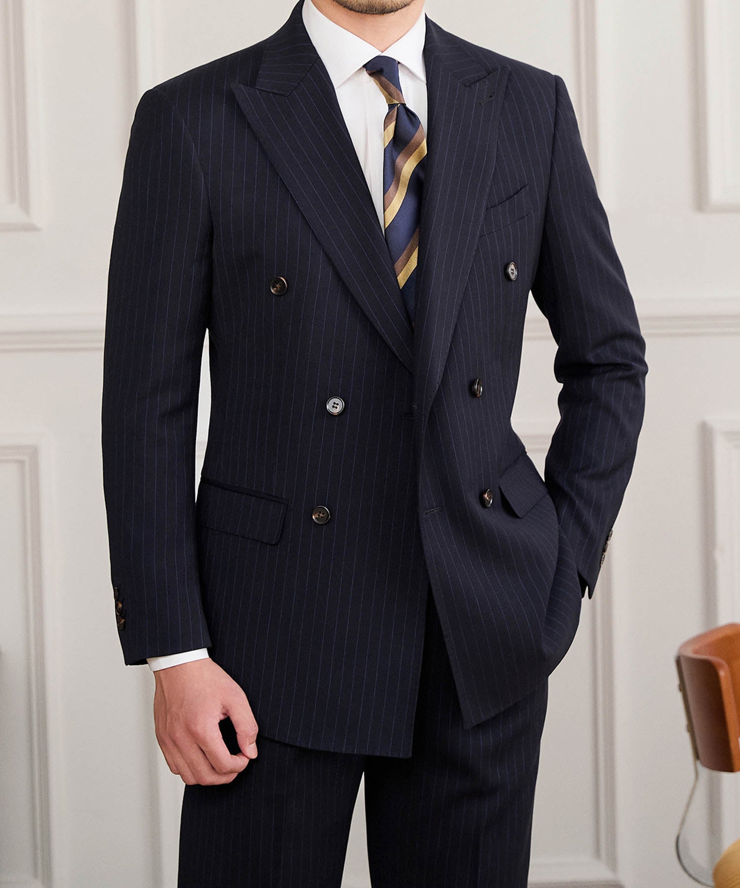 【NEW ITEM】スリムフィット ダブルブレスト 6つボタン ピークドラペル フラップポケット ピンストライプ クラシック スタンダード 機能性抜群 シワになりにくい エレガント セットアップ