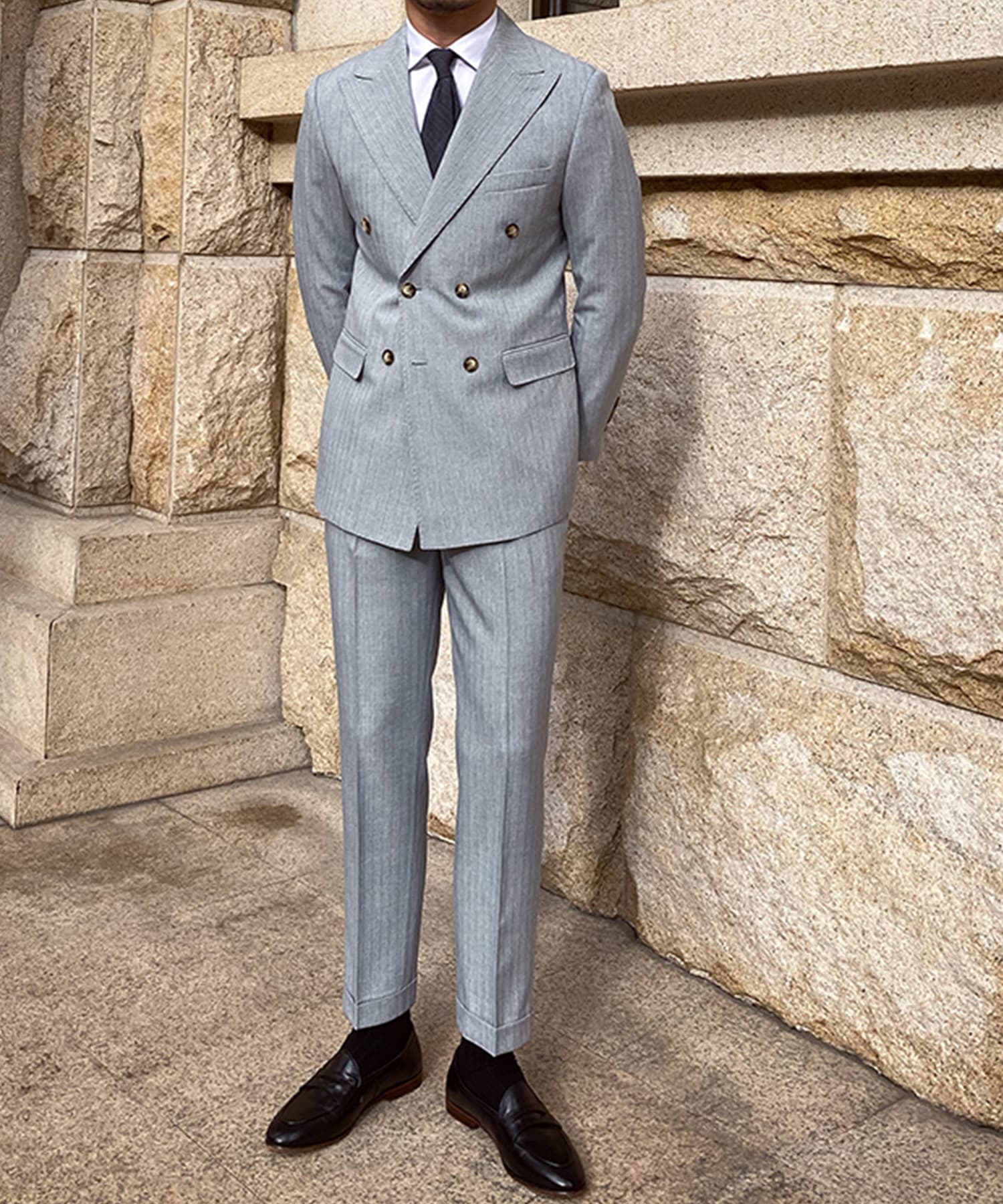 【ドラマ着用】スリムフィット 機能性抜群 ダブルブレスト ピンストライプ ピークドラペル トラッドスタイル シワになりにくい エレガンス セットアップ
