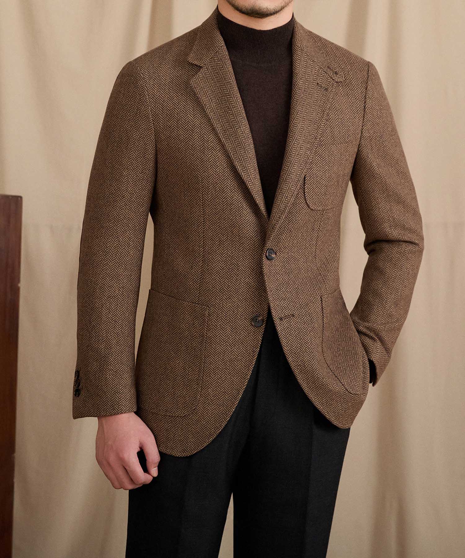 【NEW ITEM】スリムフィット シングルブレスト 2つボタン ウール 天然素材 ノッチドラペル フラップポケット ヘリンボーン 柄 クラシック スタンダード 機能性抜群 シワになりにくい エレガント テーラード ジャケット