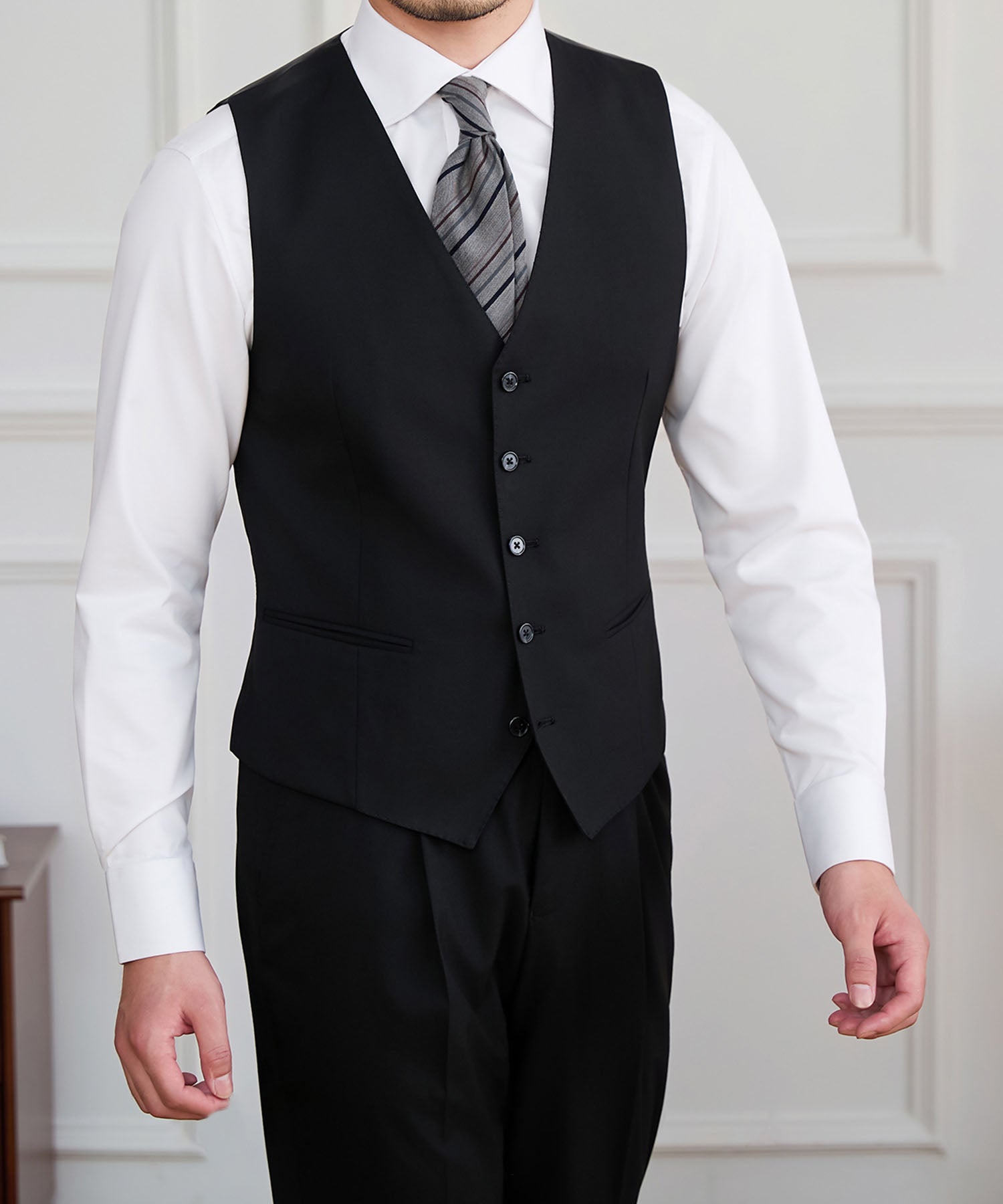 【NEW ITEM】スリムフィット シングルブレスト 5つボタン 玉縁ポケット 機能性抜群 シワになりにくい クラシック スタンダード ジレ ベスト