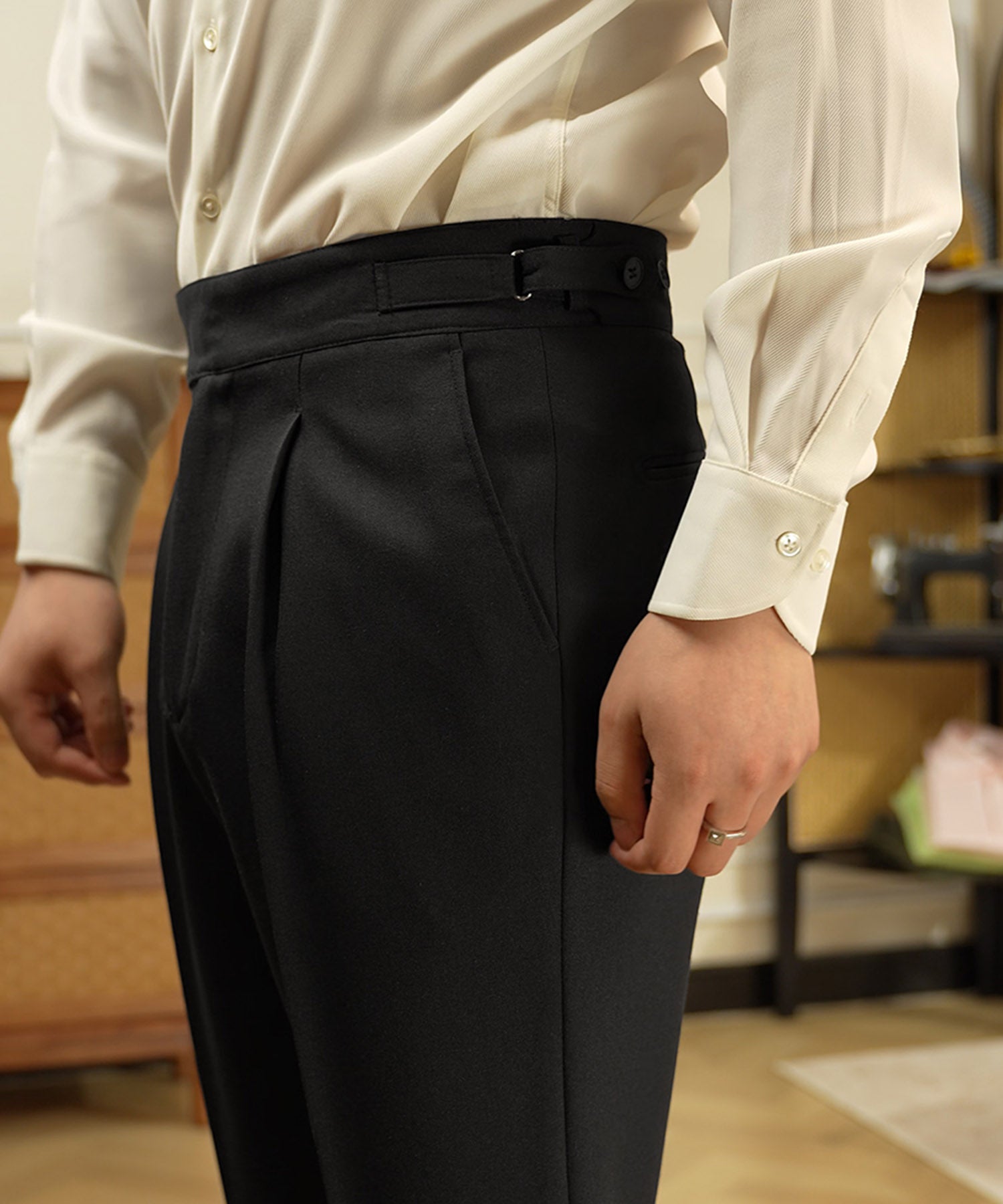 スリムフィット 1つボタン ウエストサイドベルト サイズ調整可能 タック クリース シワになりにくい モダン ダブル トラウザー パンツ スラックス ズボン
