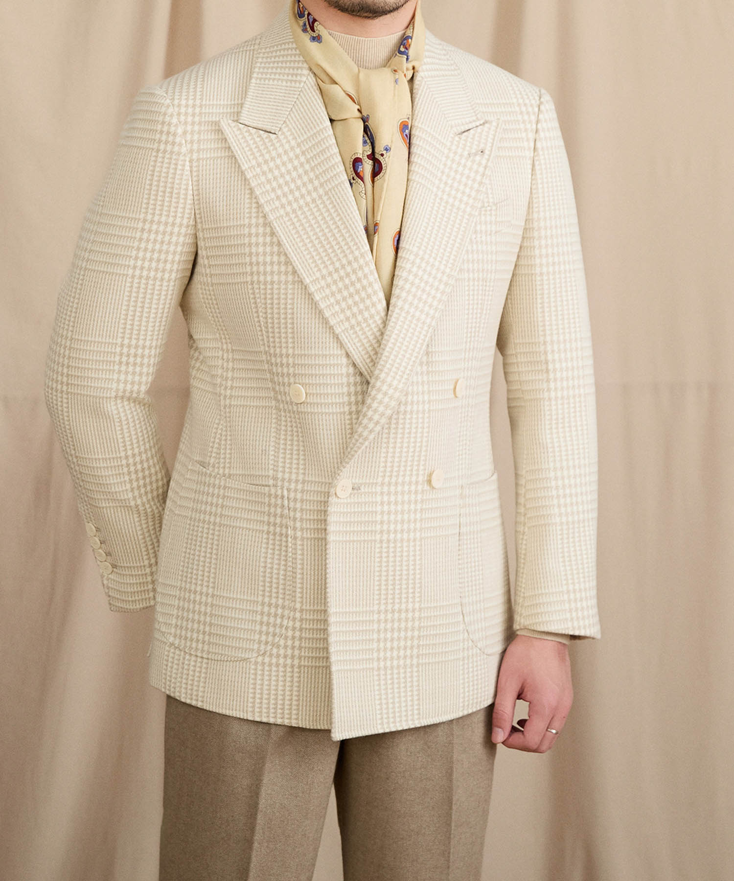 COMING SOON】スリムフィット ダブルブレスト 4つボタン ピークド