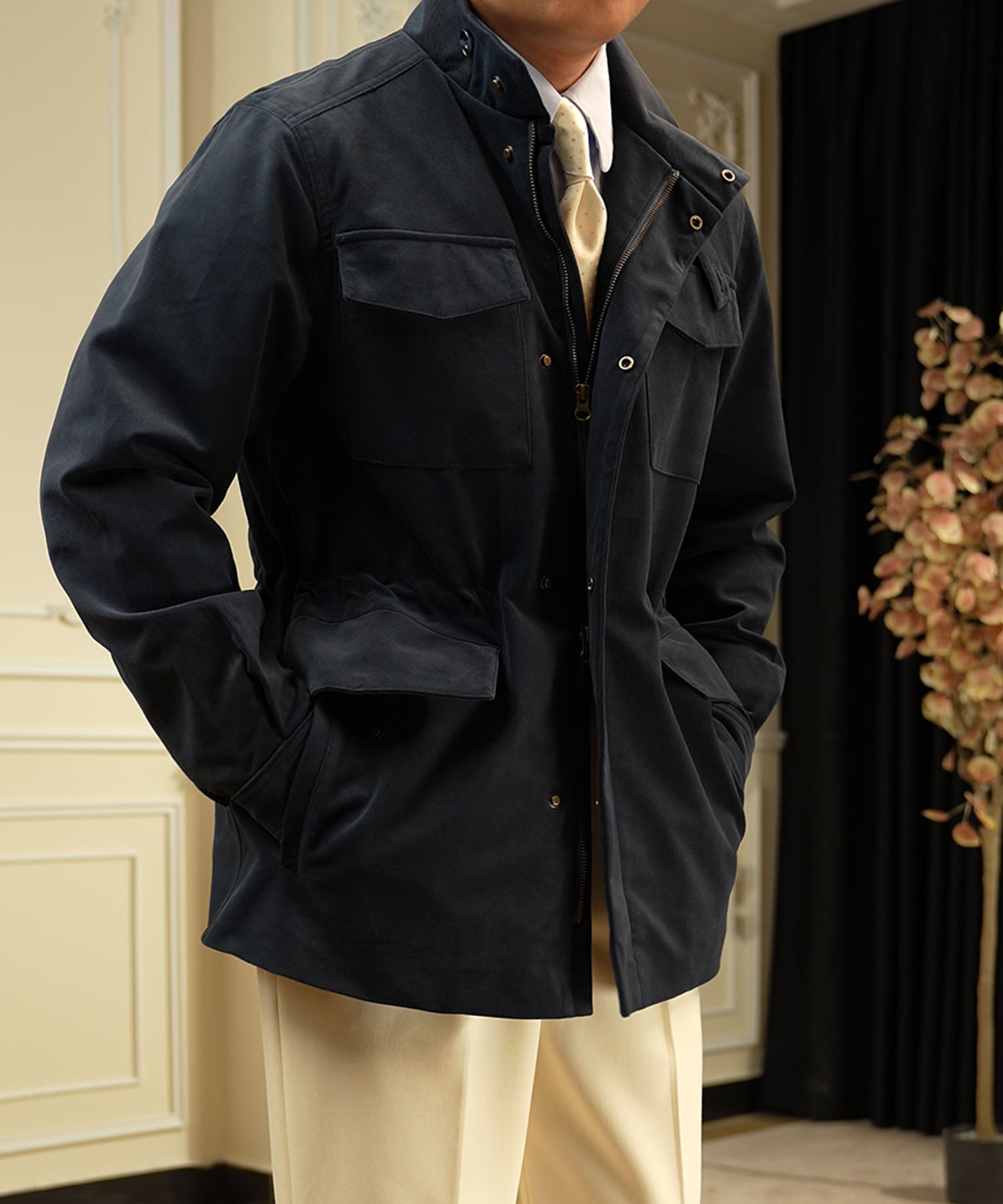 【NEW ITEM】レギュラーフィット ジップアップ 比翼仕立て 無地 フラップポケット 機能性抜群 防風性 シワになりにくい ミリタリー フィールド ジャケット