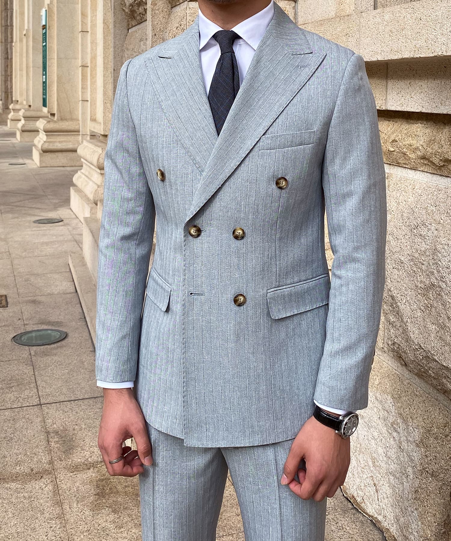 【ドラマ着用】スリムフィット 機能性抜群 ダブルブレスト ピンストライプ ピークドラペル トラッドスタイル シワになりにくい エレガンス セットアップ